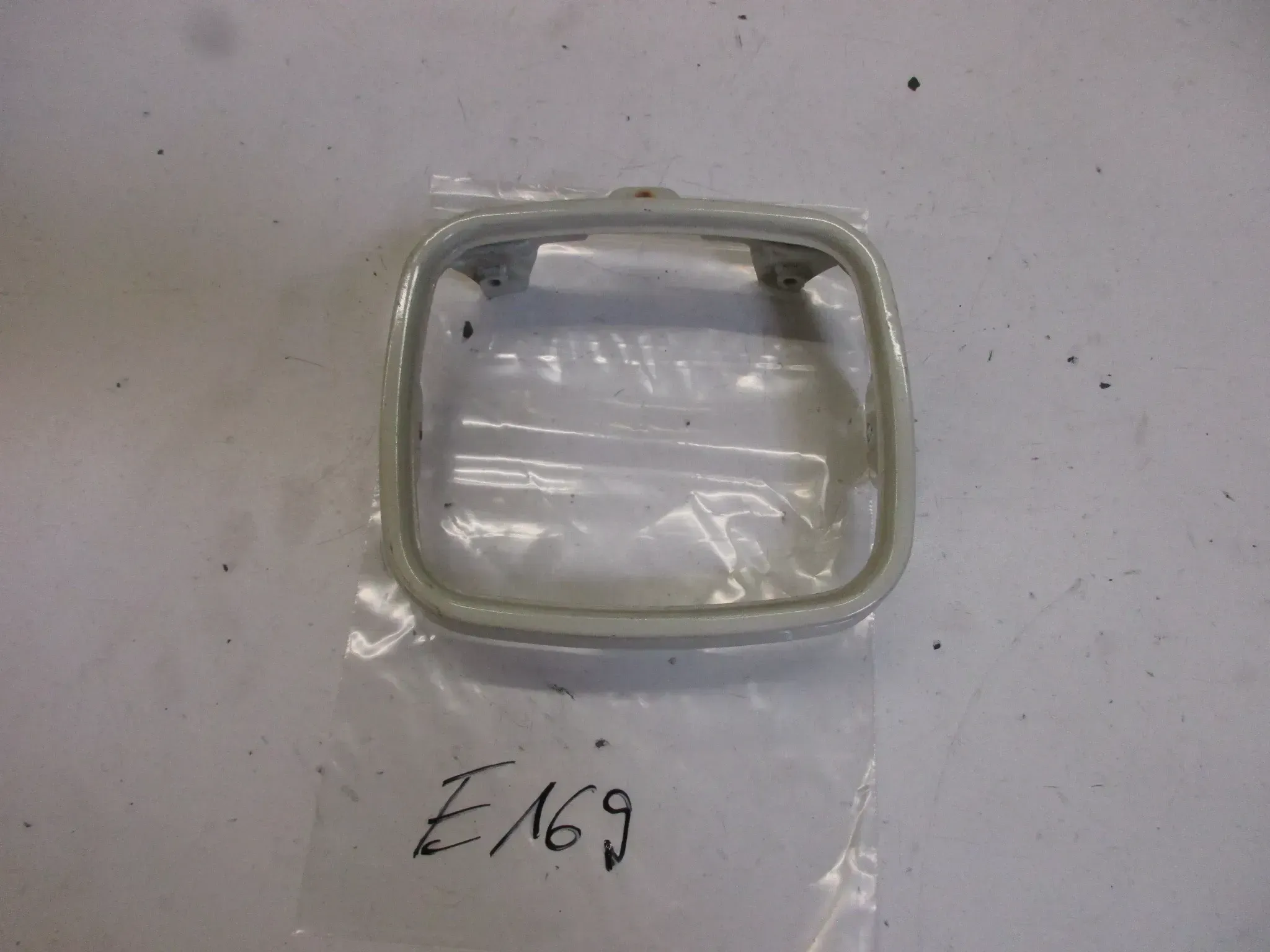 E169. Suzuki CS 80 Scheinwerferblende Zierblende 35111-02170 Frontscheinwerfer - Bild 1