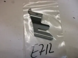 E712. Suzuki Halteblech Aufnahme Halter Sitzbankschloß Helmfach Blech Rahmen - Bild 2