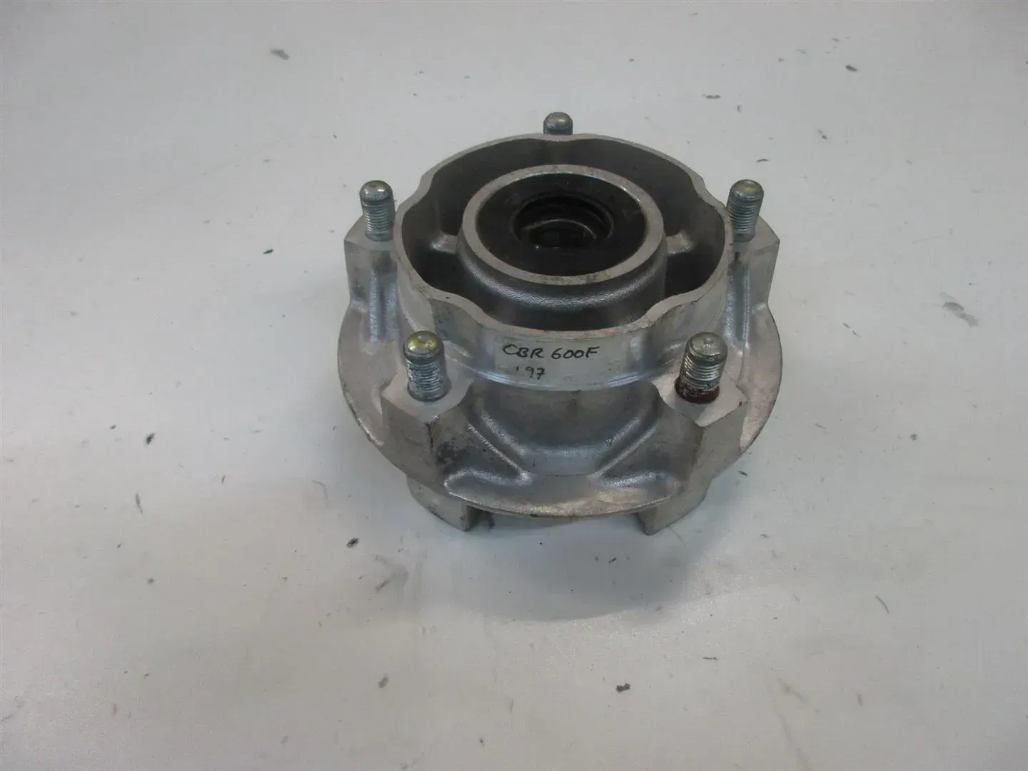 1. HONDA CBR 600 F PC25 KETTENRADTRÄGER ANTRIEB RITZEL AUFNAHME ZAHNRAD - Bild 1
