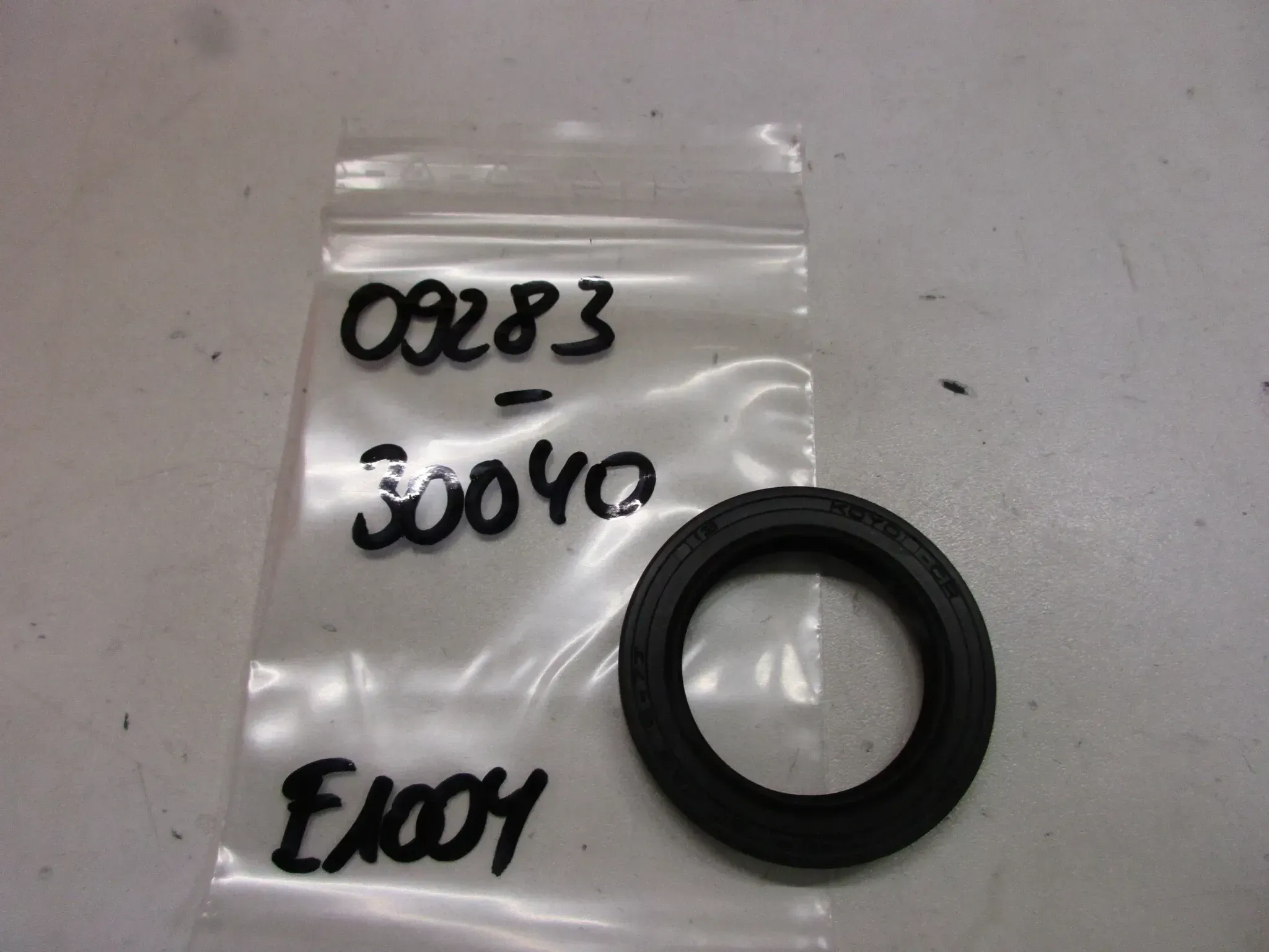 E1004. Suzuki DR 250 Wellendichtring Dichtung 09283-30040 Motor Kurbelwelle - Bild 1