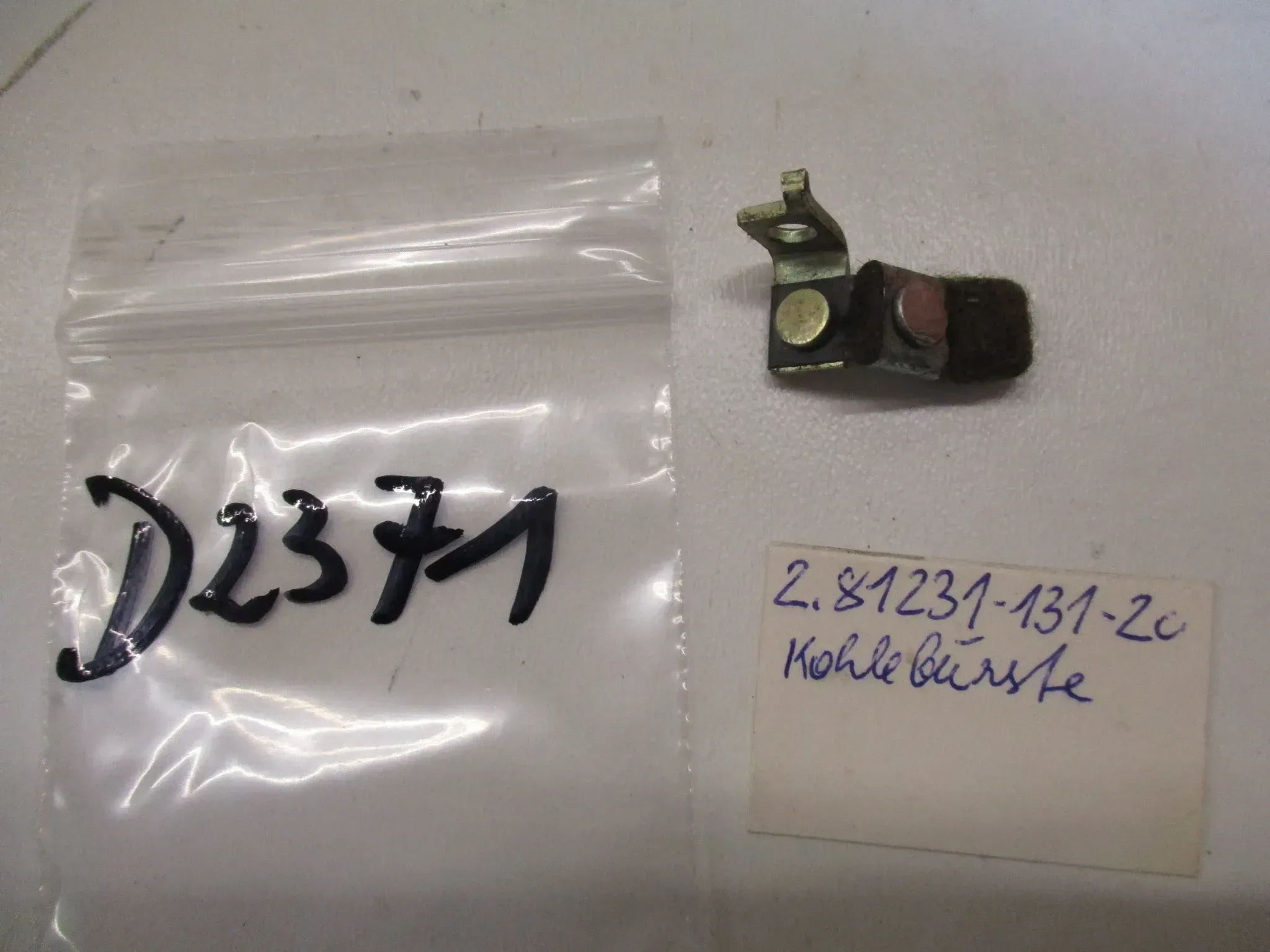 D2371 Yamaha RD 250_350 Kohlebürste ET 131-81231-20 Lubricator Lichtmaschine - Bild 1