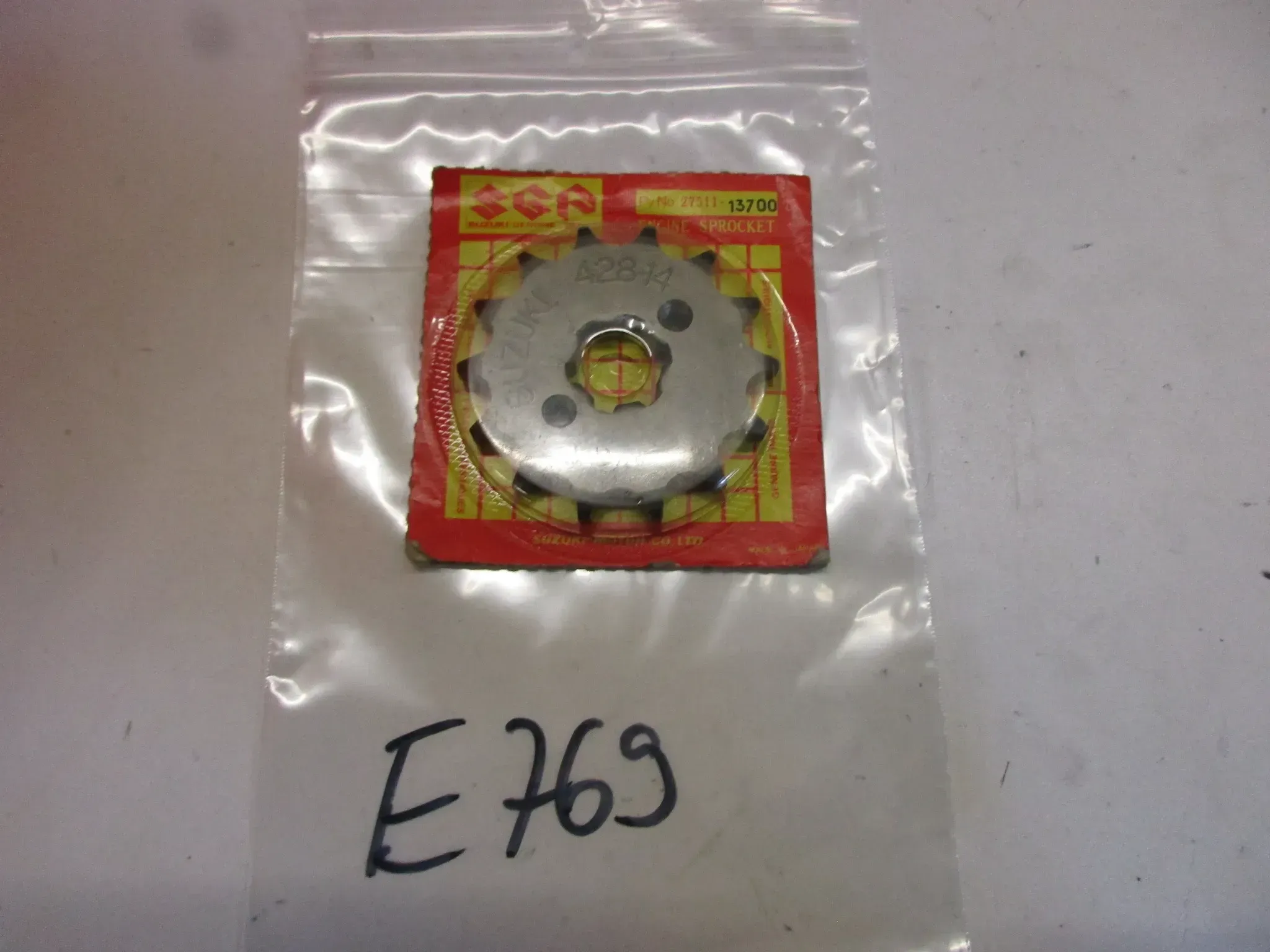 E769. Suzuki TS 100_125 Zahnrad Ritzel 27511-13700 Kettenrad 14 T Motor Antrieb sprocket - Bild 1