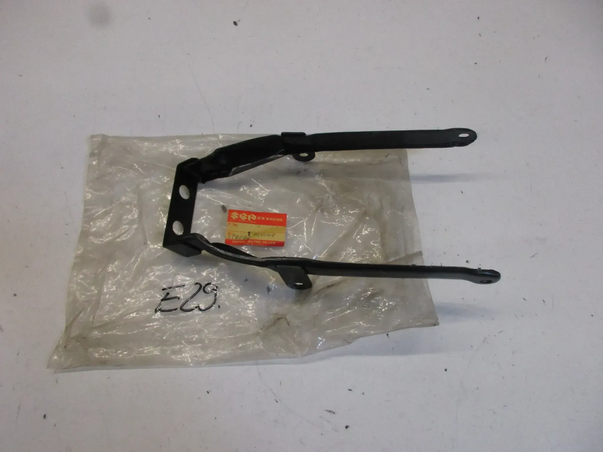 E29. Suzuki GS 400 Fenderhalter Halter 63120-45000 Rahmen Fender hinten - Bild 1