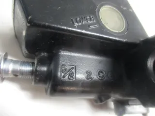Suzuki GSX-R 750 GR 75 A Knicker Hauptbremszylinder vorne oben 5/8 Zoll - Bild 3
