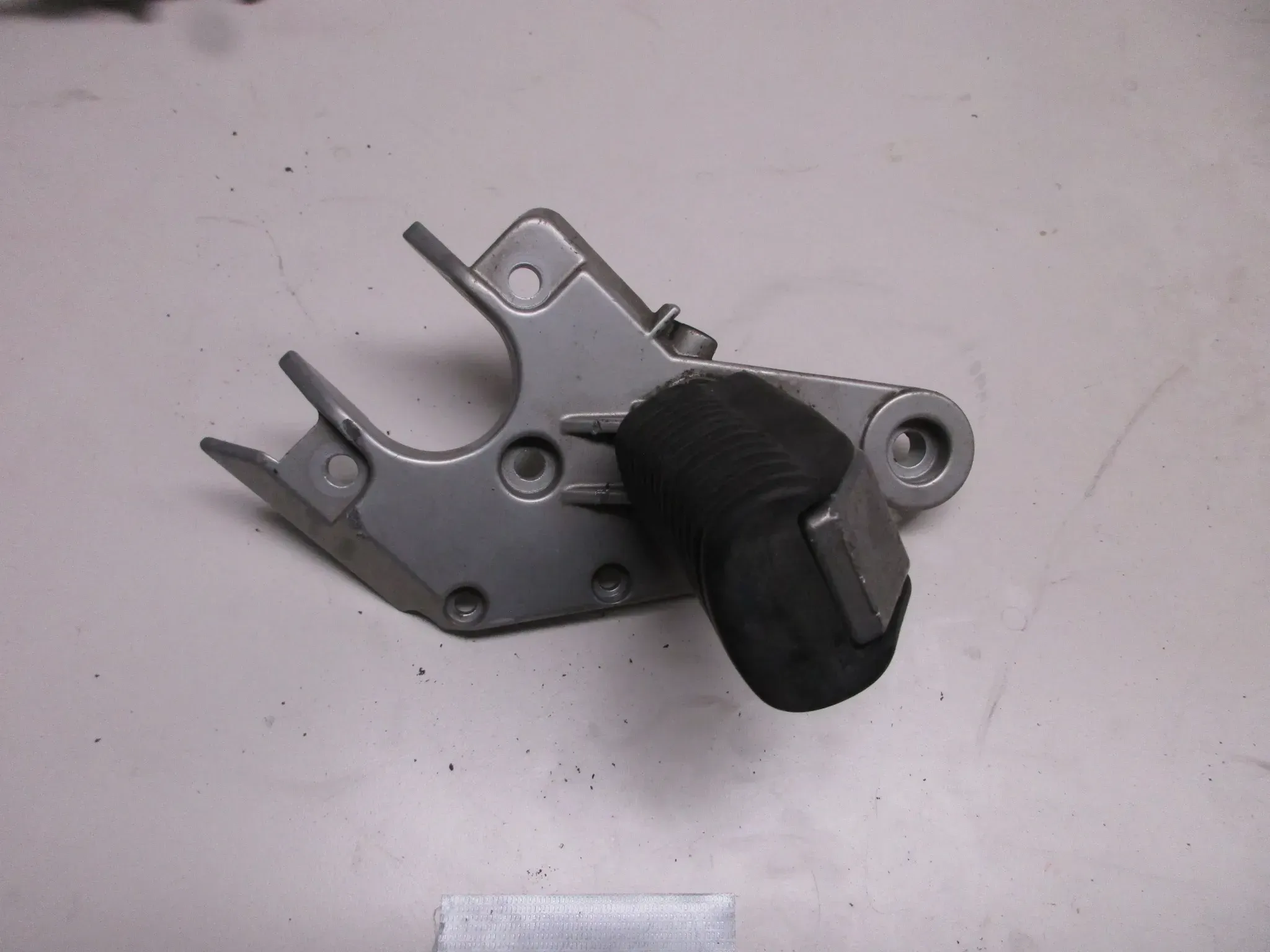 N86 BMW R 1100 RS Fußraste rechts vorne Fußrastenbrücke 2311642 Fussraste Halter - Bild 1