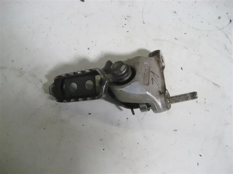 CAGIVA 500 T4R 350 FUßRASTE VORNE LINKS MIT FUßRASTENHALTER - Bild 1