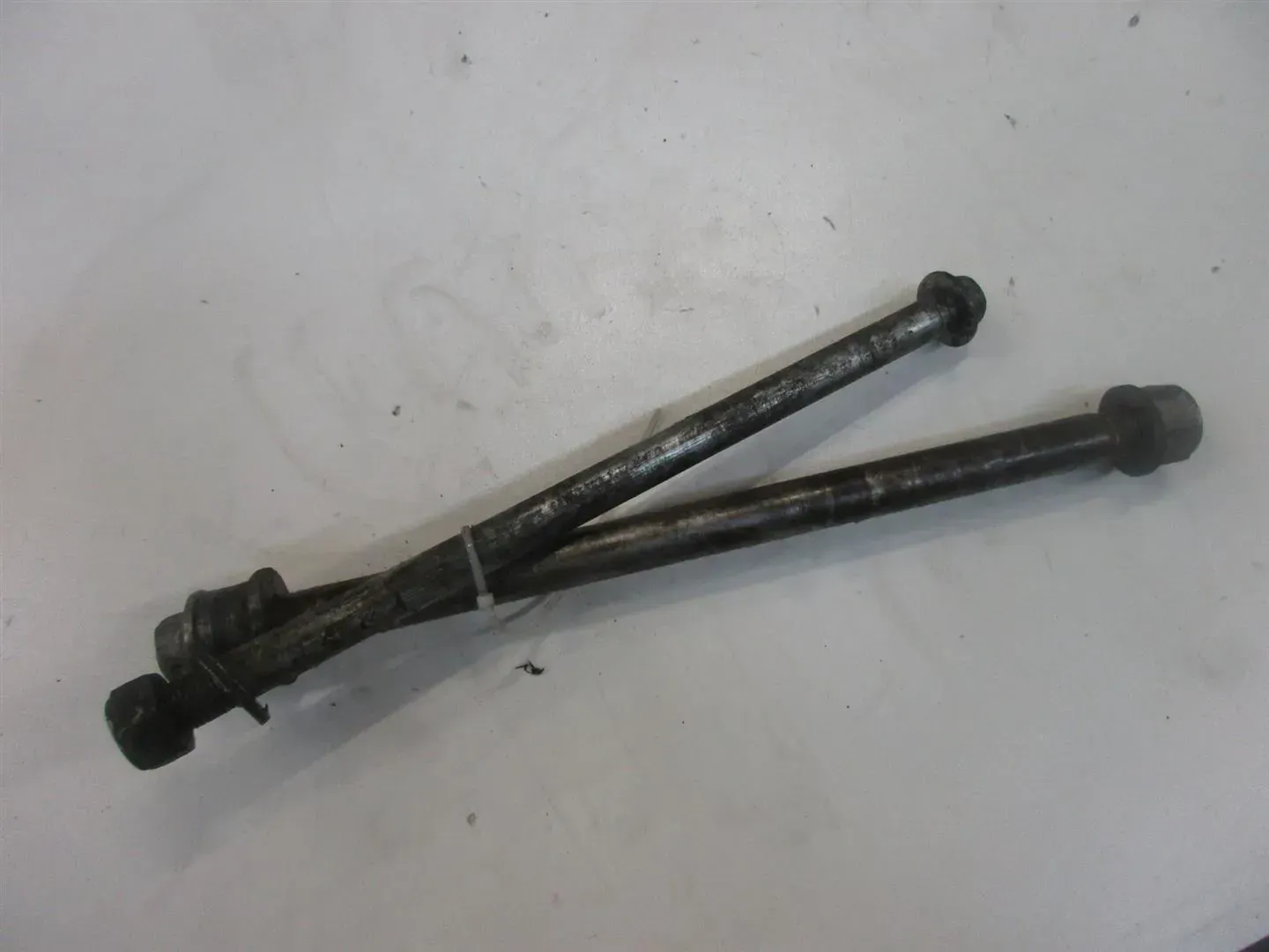 HONDA FT 500 PC07 STECKACHSE HINTEN VORNE ACHSE SCHRAUBE BOLZEN AXLE WHEEL - Bild 1