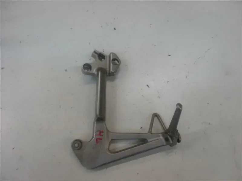 1. HONDA VFR 800 RC46 FUßRASTENHALTER HINTEN LINKS MIT FUSSRASTE SOZIUSRASTE - Bild 1