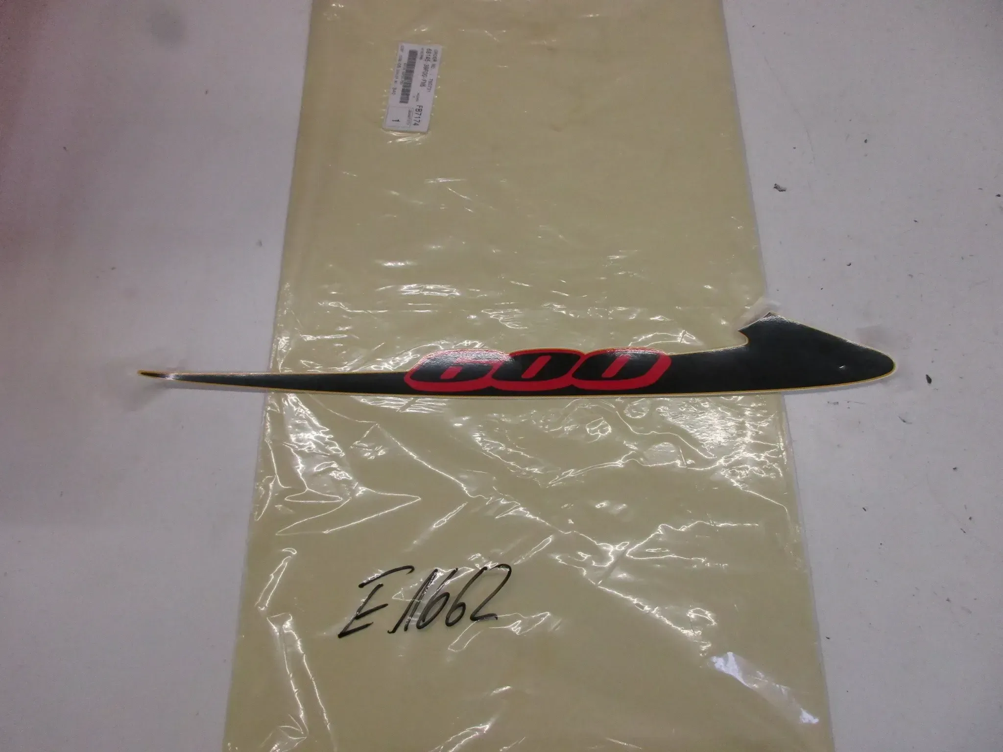 E1662. Suzuki GSX-600 Aufkleber Dekor 68145-39F00-FM6 Verkleidung links Emblem - Bild 1