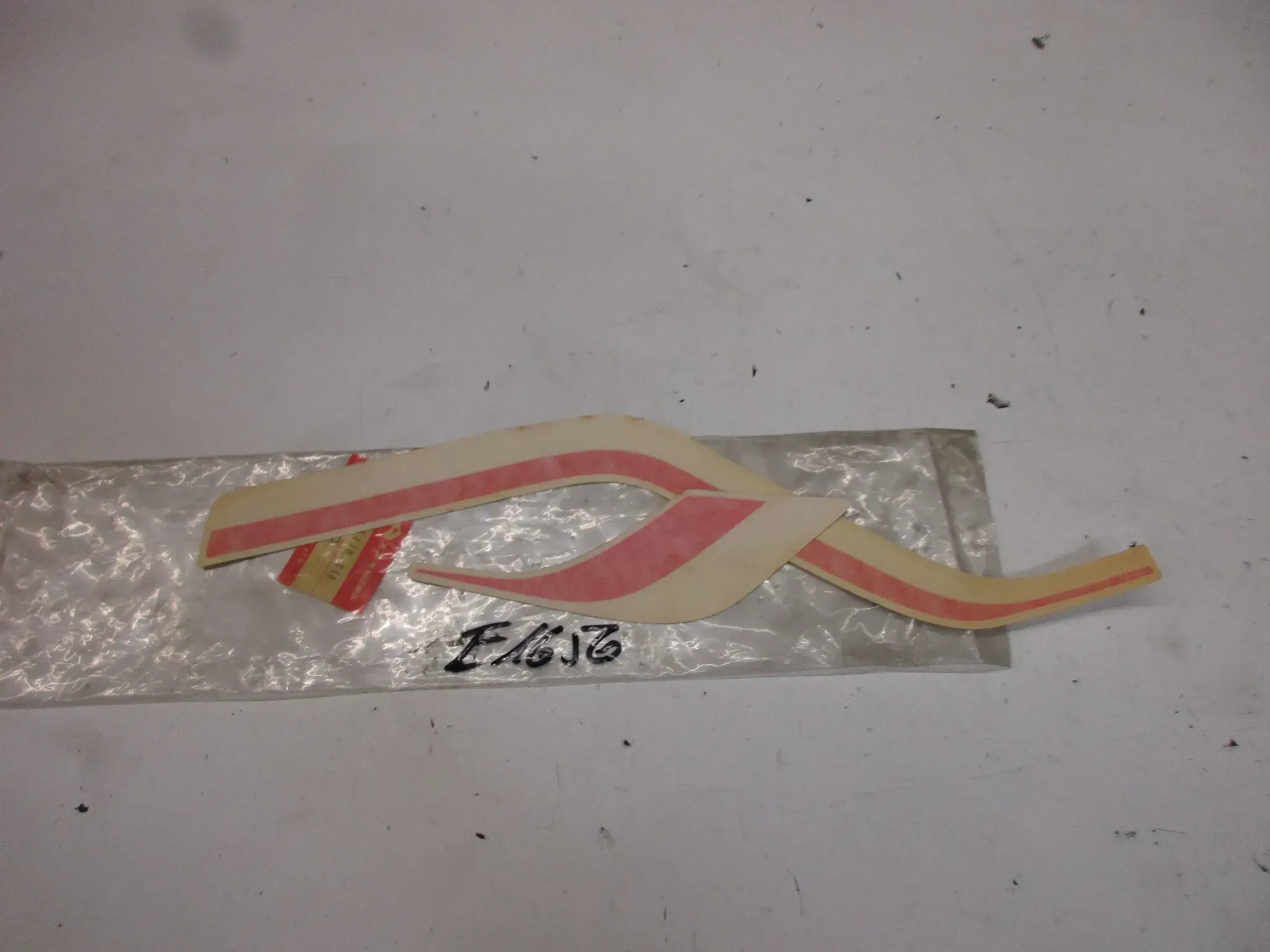 E1656. Suzuki Aufkleber Dekor 68130-45470-64R Verkleidung Emblem Logo - Bild 1