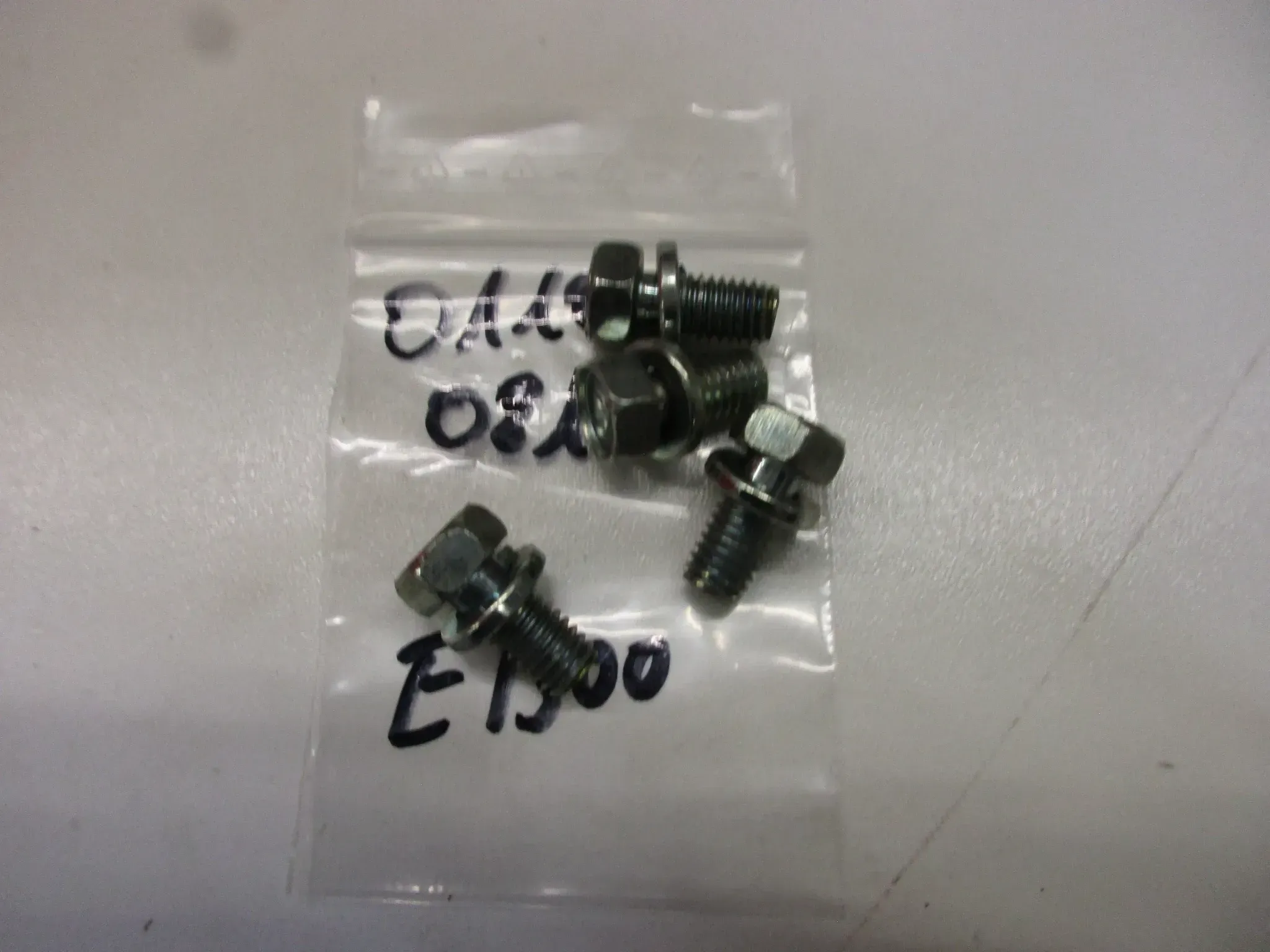 E1300 Suzuki GS 550 E Schrauben Rahmen Verkleidung 01107-08168 M8 mm bolt - Bild 1