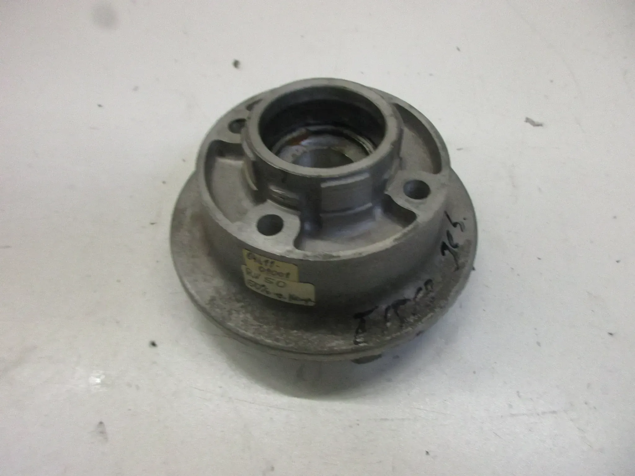 E1568. Suzuki RV 50 Kettenradträger Kettenrad Felge Radnabe Aufnahme Zahnrad - Bild 1