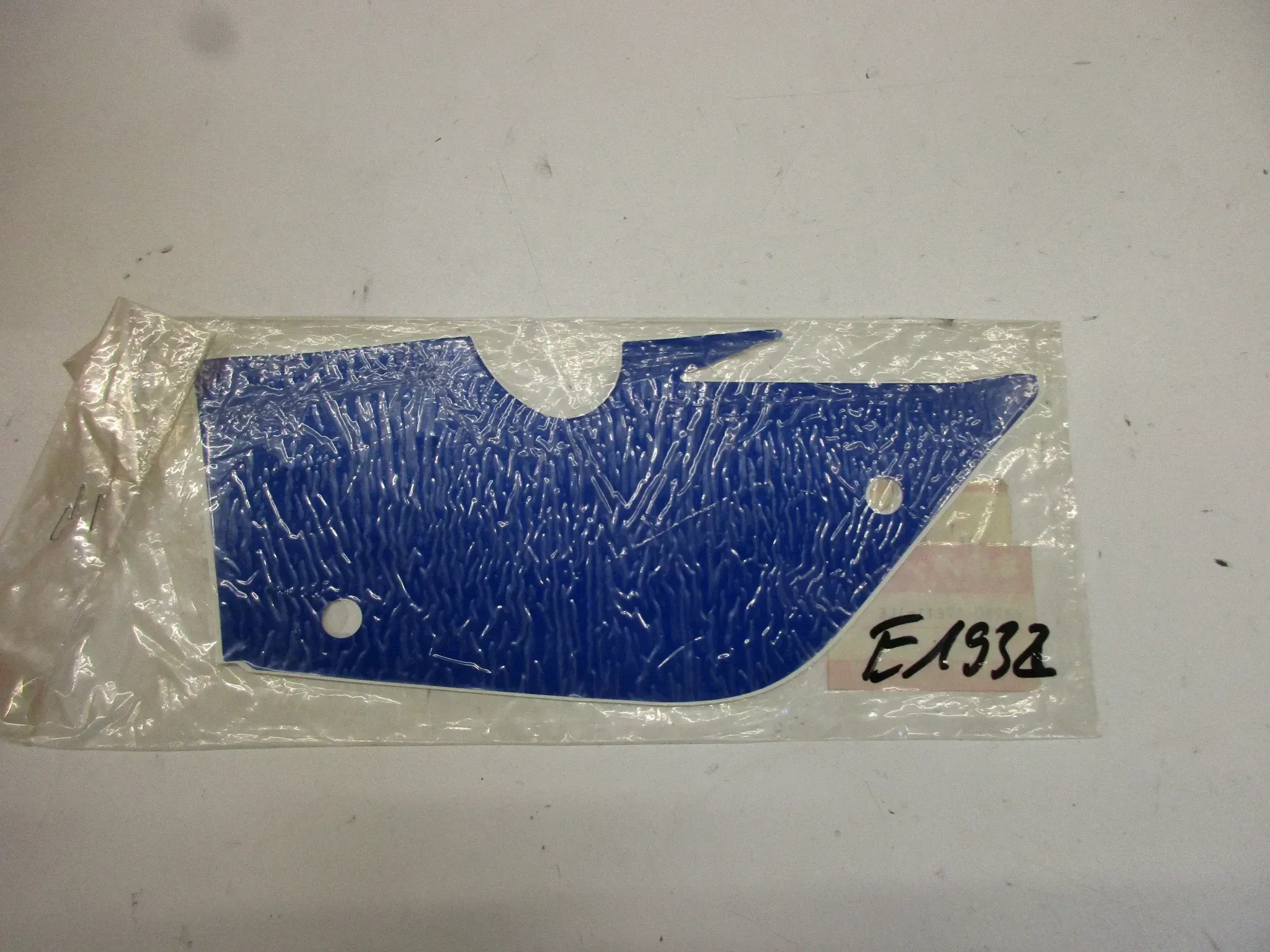 E1932. Suzuki GSX-R 750_1100 W Aufkleber Dekor 68280-17E11-1LE Verkleidung Emblem Logo - Bild 1