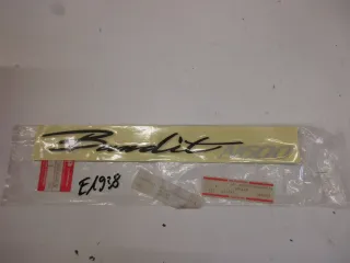 E1938. Suzuki GSF 650 N Bandit Aufkleber 68131-26E00-F2R Dekor Verkleidung Emblem Logo - Bild 1