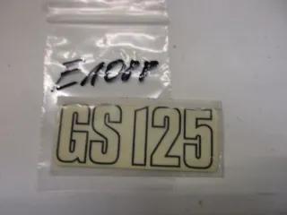 E1088. Suzuki GS 125 Aufkleber Dekor Emblem Verkleidung Schriftzug - Bild 1