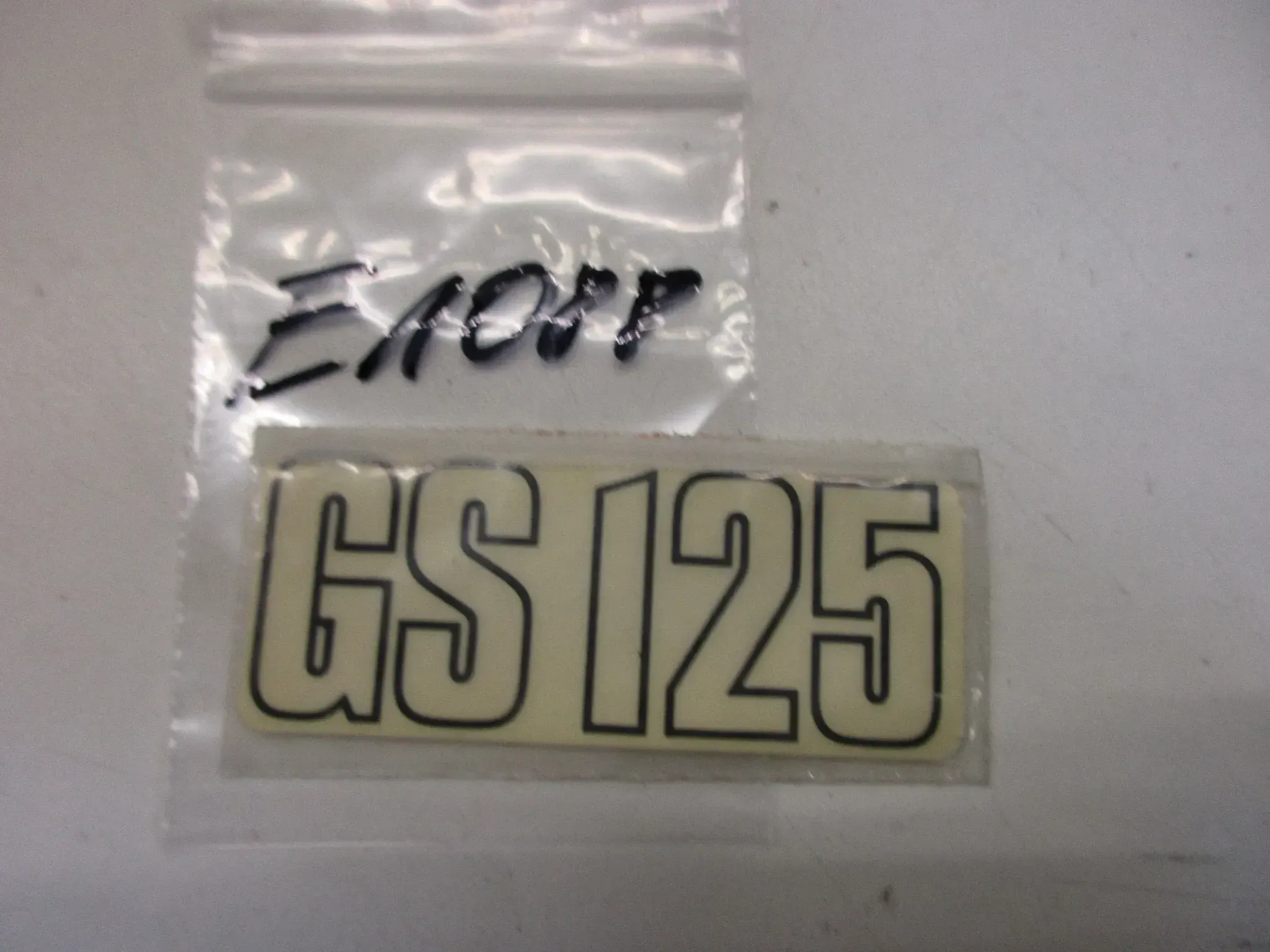 E1088. Suzuki GS 125 Aufkleber Dekor Emblem Verkleidung Schriftzug - Bild 1