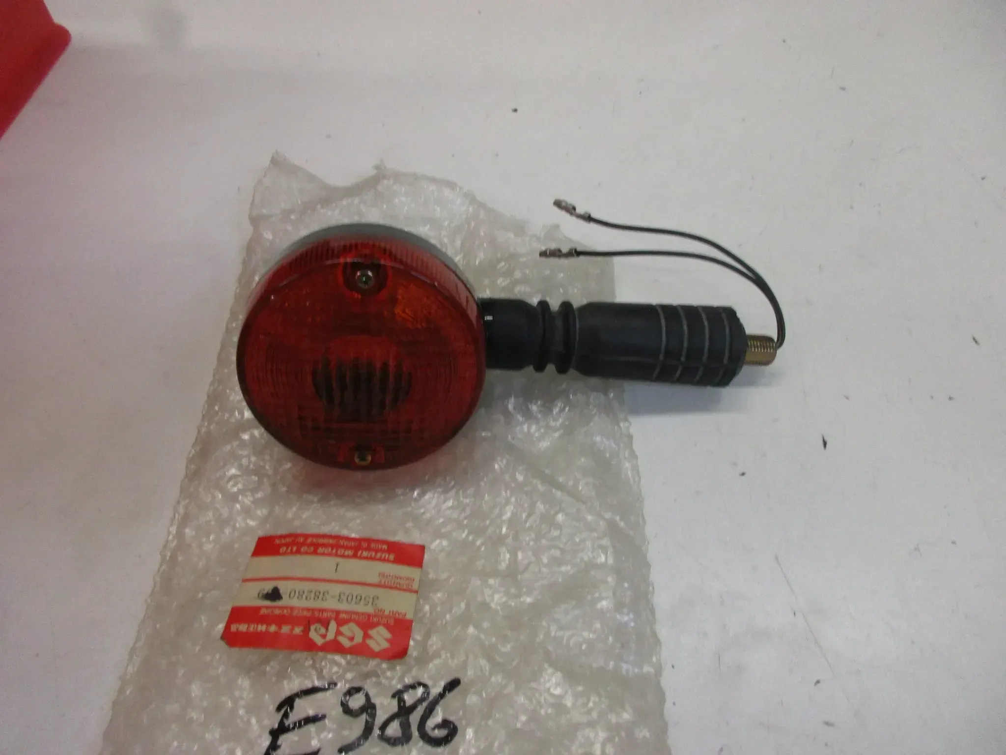 E986. Suzuki DR 250 S Blinker 35603-38290 rechts Original turn signal - Bild 1