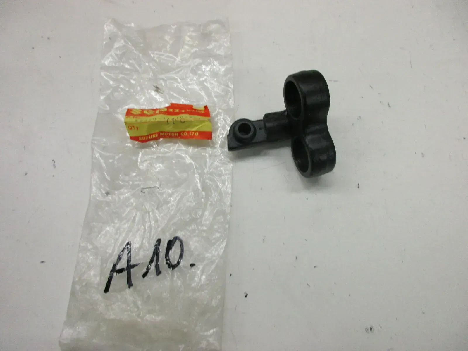A10. Suzuki GS 650 G Fußrastenhalter vorne links Fußraste 43520-34310-291 - Bild 1