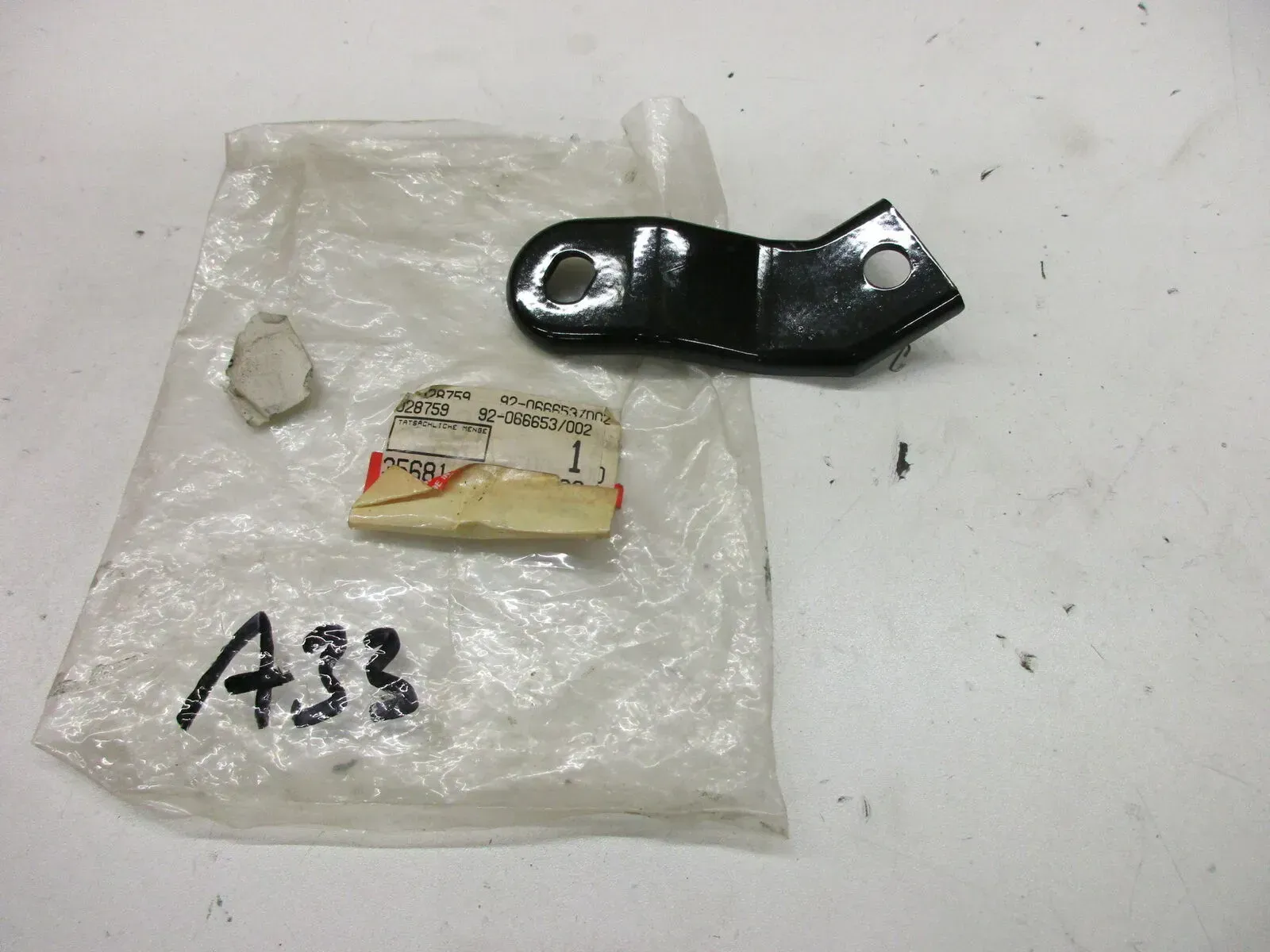 A33. Suzuki DR 650 SE Blinkerhalter links Aufnahme Blinker 35681-12E00 - Bild 1
