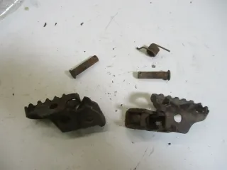 1. YAMAHA YZ 125 Typ 55 Y Fußraste vorne rechts links mit Bolzen - Bild 2