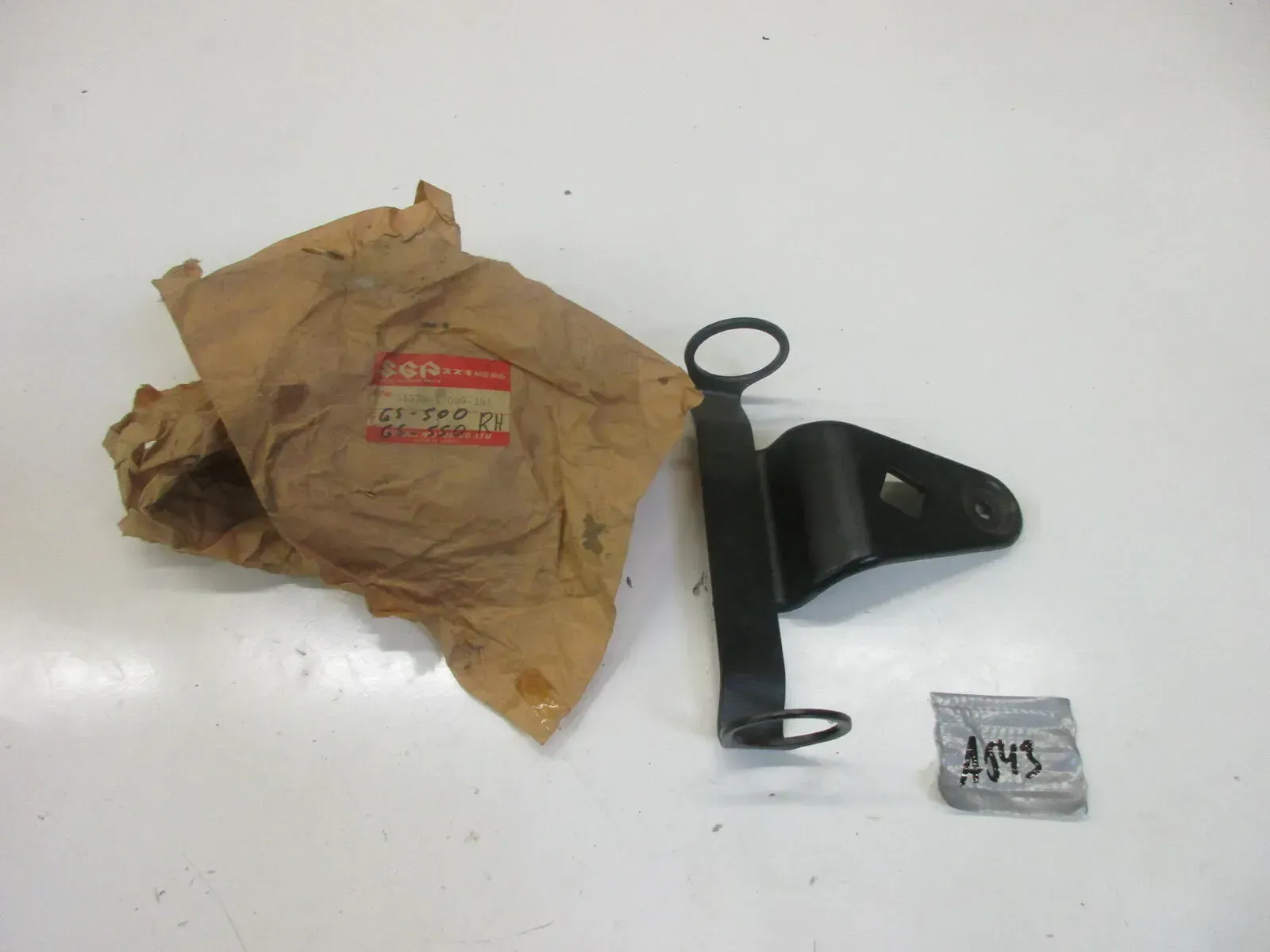 A543. Suzuki GS 550 E Scheinwerferhalter rechts Lampenhalter 51530-47000-291 - Bild 1