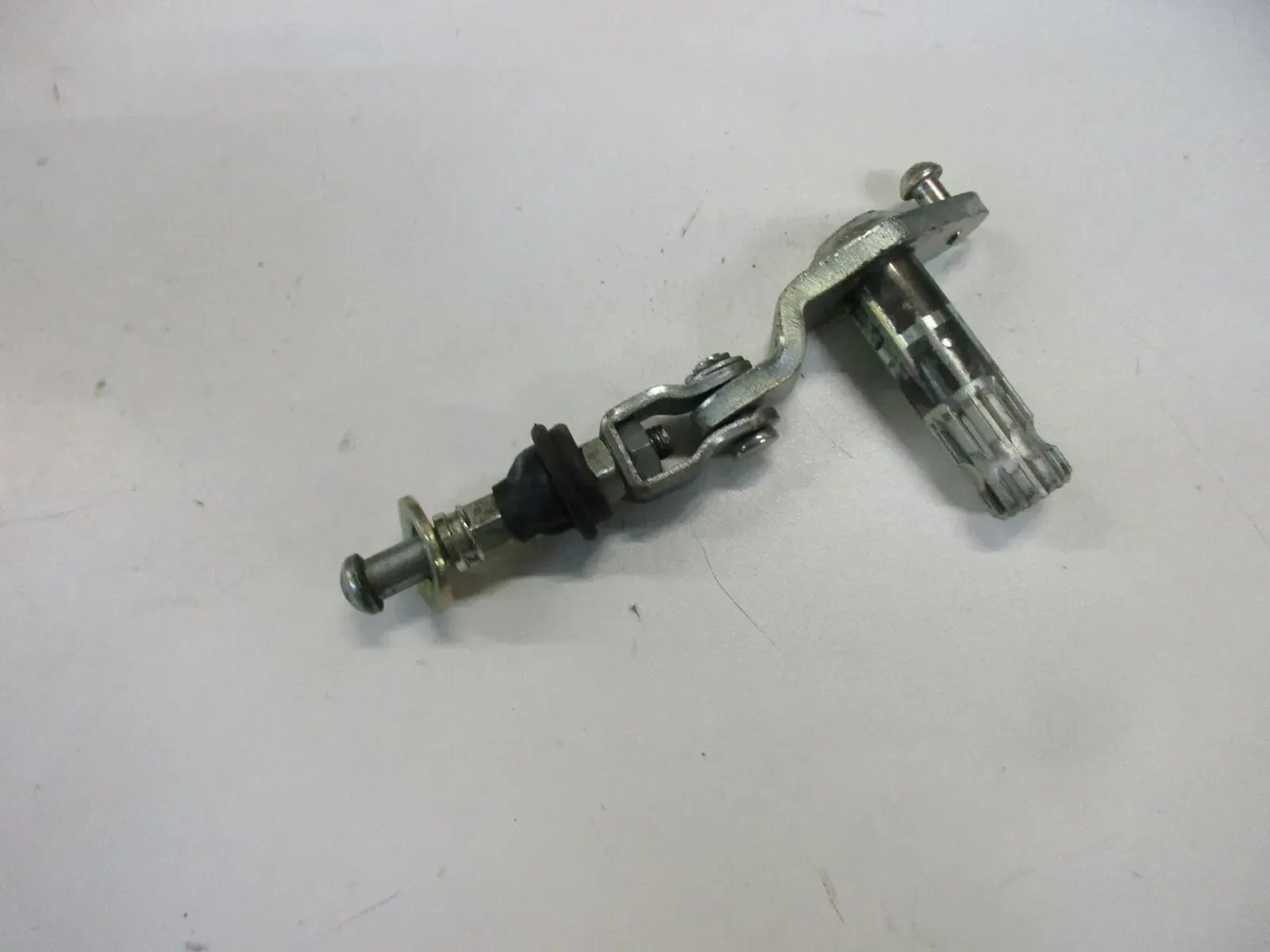 O. Suzuki GSX 1100 F GV 72 C Umlenkung Bremsgestänge Aufnhame Halter Bremstromme - Bild 1
