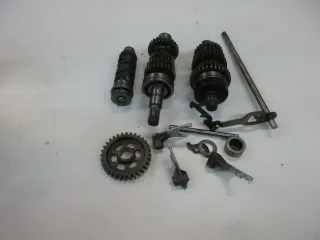 O1. Suzuki GSX 400 E GK 53 C Getriebesatz Motor Getriebe Getriebewelle - Bild 1