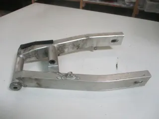 1. YAMAHA FZS 600 FAZER RJ02 Schwinge Hinterradaufhängung Felge hinten (2) - Bild 4