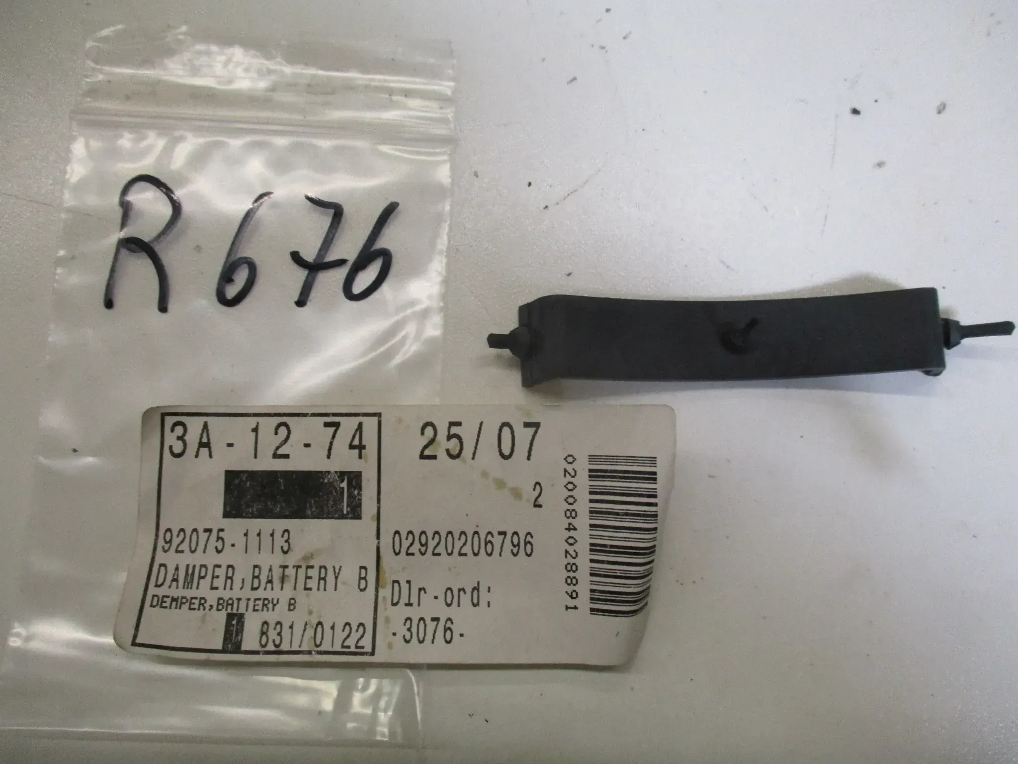 R676 Kawasaki Z 550_650_750 KZ Batterieband 92075-1113 Gummi - Bild 1