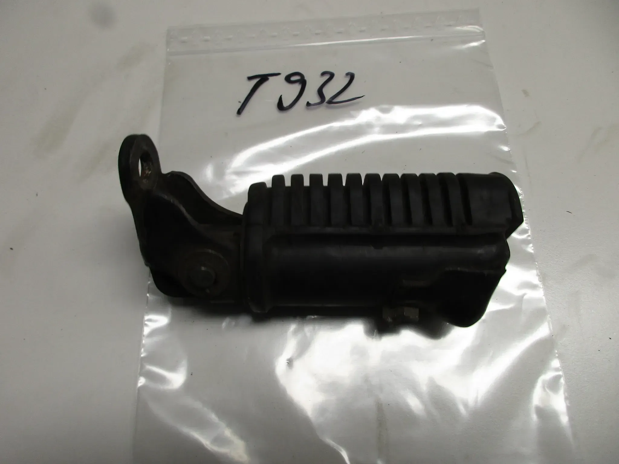 T932 Honda CB 650 RC03 Fussraste vorne rechts Fahrerraste right - Bild 1