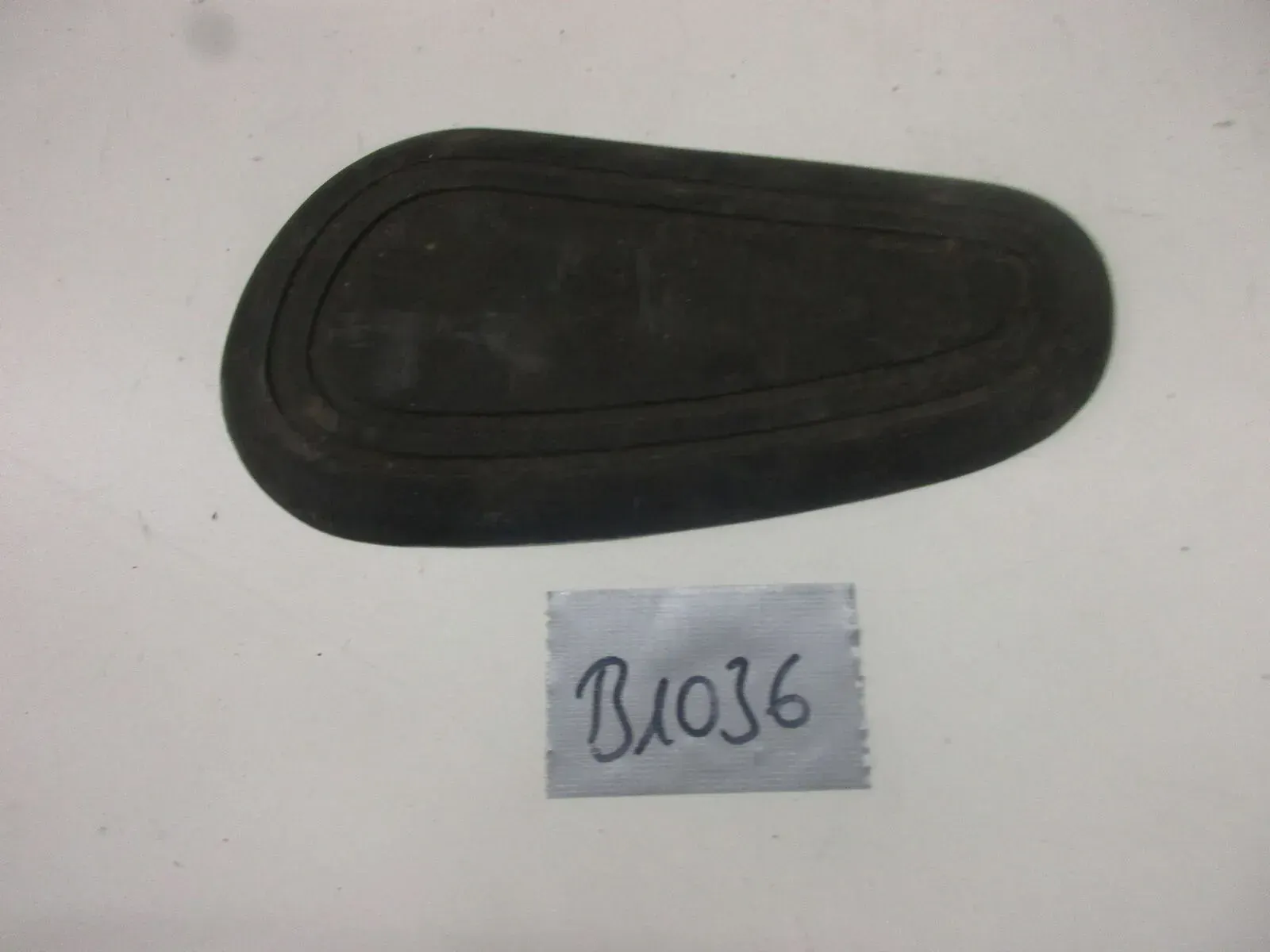 B1036 BMW Tankpad Kniekissen rechts Knieschoner Benzintank Tankgummi Gummi - Bild 1