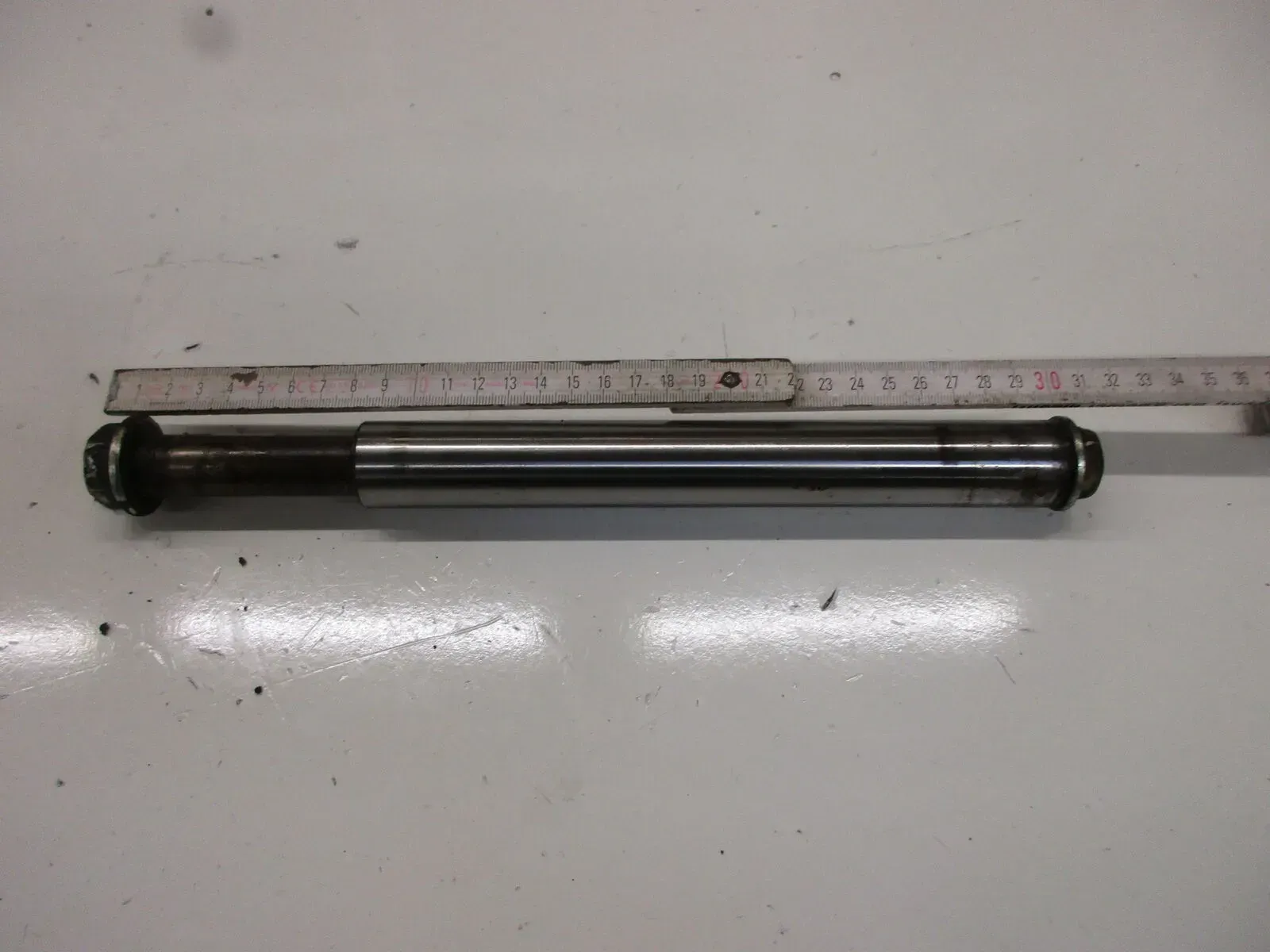 1. Kawasaki ZR-7 S ZR750F Schwingenachse Schraube Bolzen Achse Hinterrad swing - Bild 1