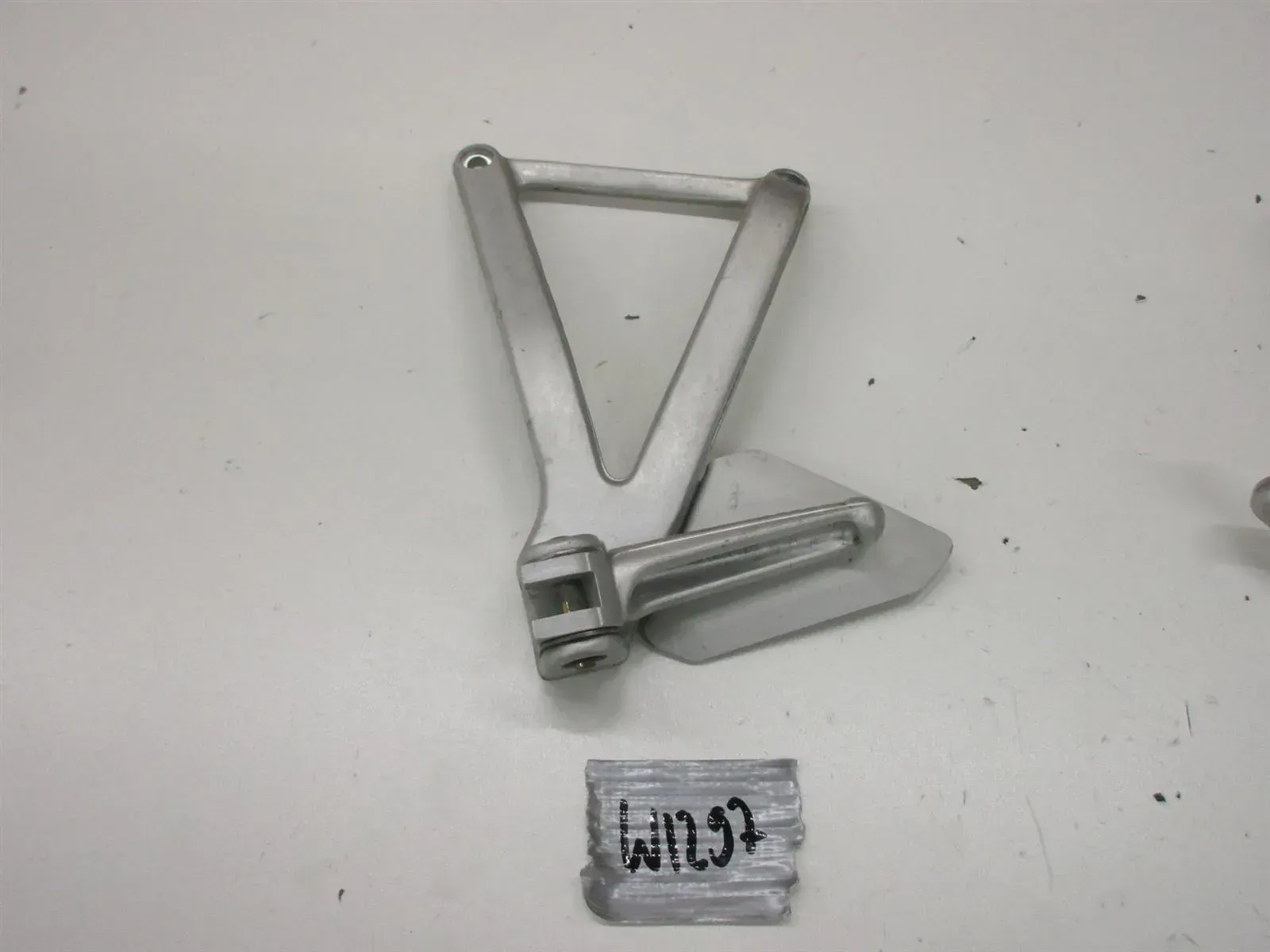 W1297. Ducati 749_999 Fußraste hinten links mit Fußrastenhalter Fussraste 2369L - Bild 1