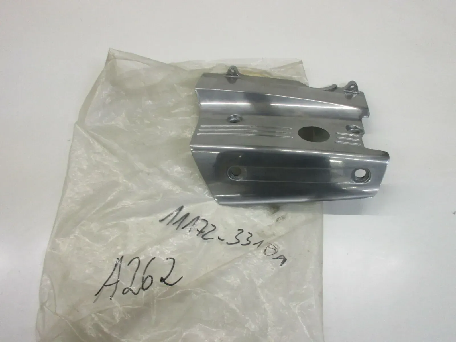 A262. Suzuki GT 380 Motordeckel links Zylinderkopf Motorabdeckung 11172-33101 - Bild 1