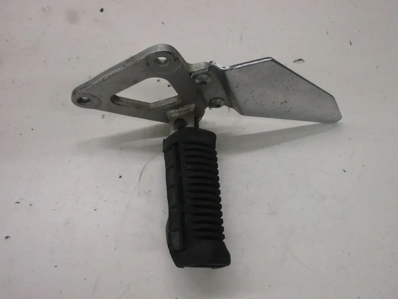 Fußraste Fußrastenhalter 14. Suzuki GS 500 E GM51B vorne links Fußrastenbrücke - Bild 1