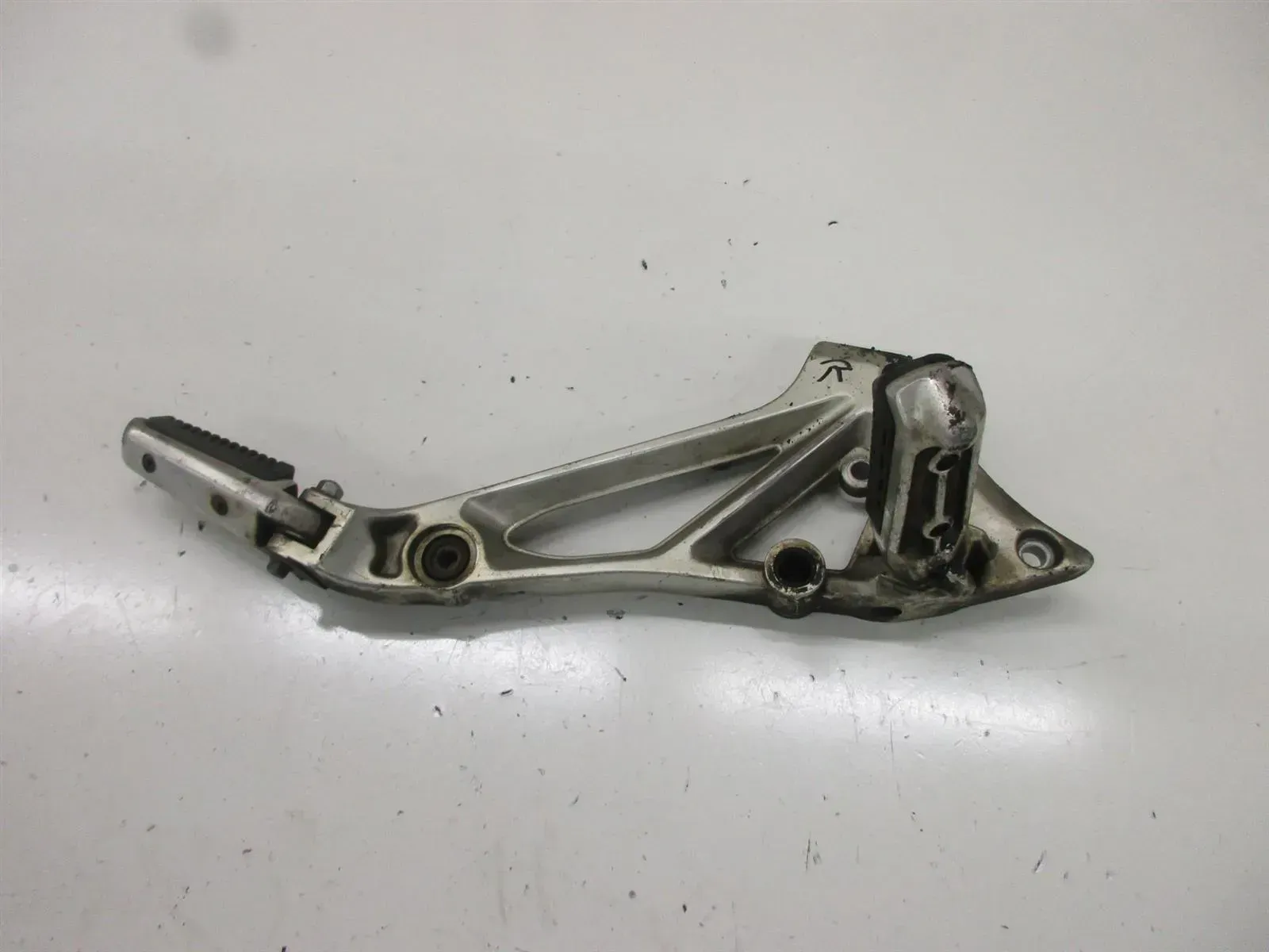 Suzuki GSX 550 ES GN 71 D Fußrastenbrücke (2) rechts Fußraste Fußrastenhalter - Bild 1