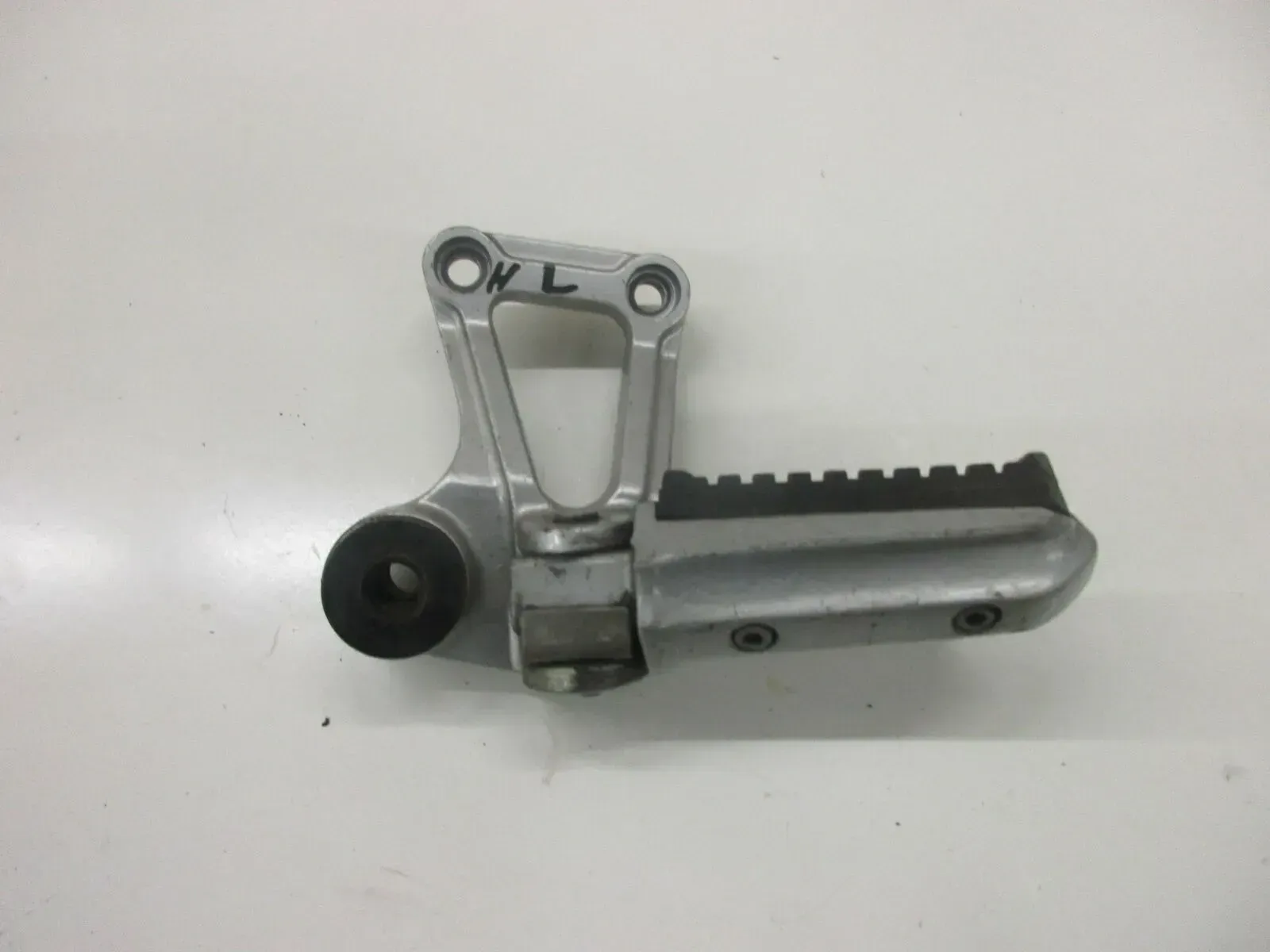 5. Kawasaki GPZ 600 R ZX600A Fußrastenhalter hinten links mit Fussraste Sozius - Bild 1
