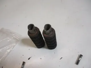 2. Suzuki GS 550 E Bj.78 Fußraste hinten rechts links mit Bolzen Fußrastensatz - Bild 2