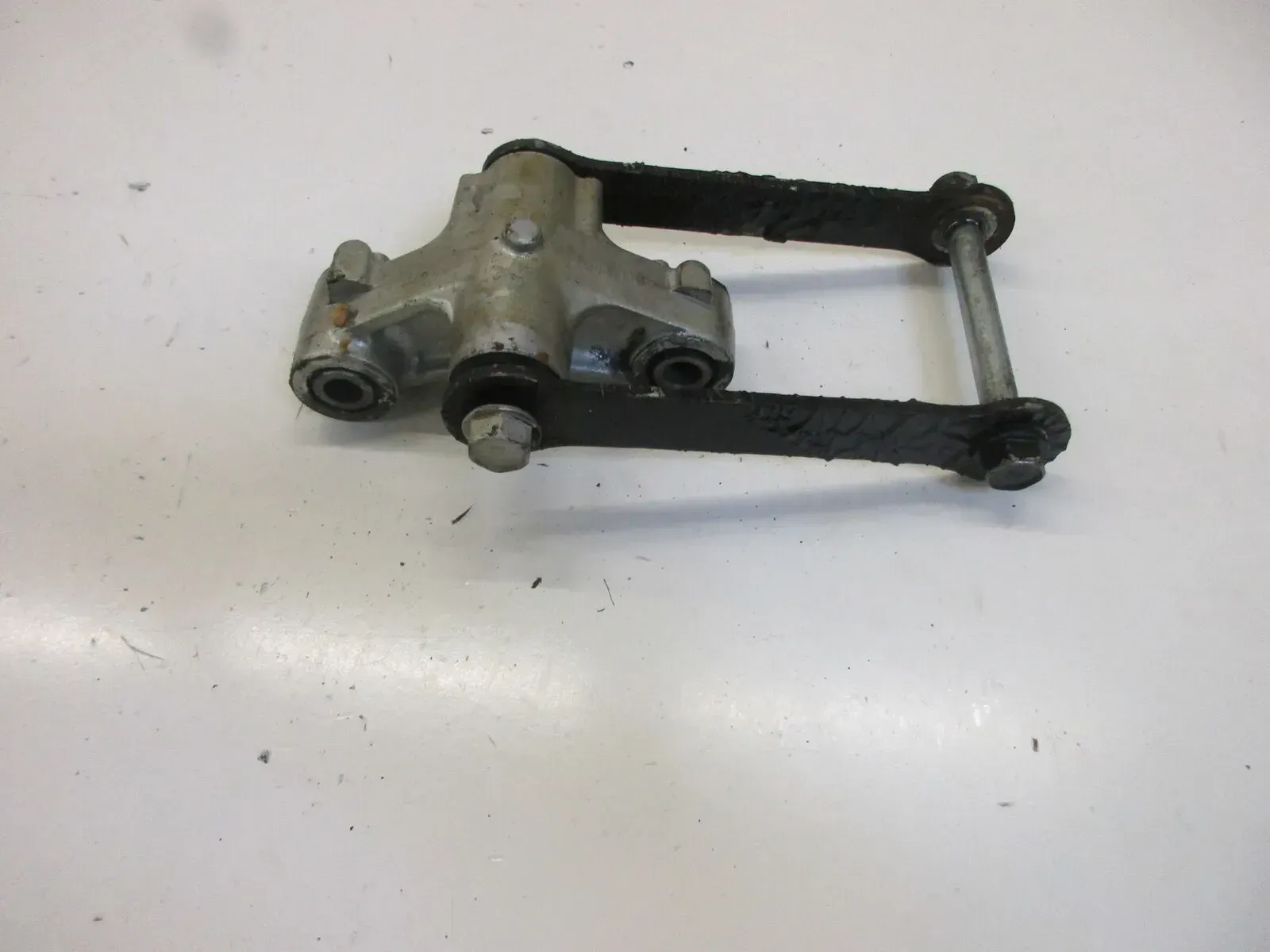 Kawasaki ZXR 750 H Stinger Federbeinumlenkung (1) Stoßdämpfer Umlenkung Knochen - Bild 1