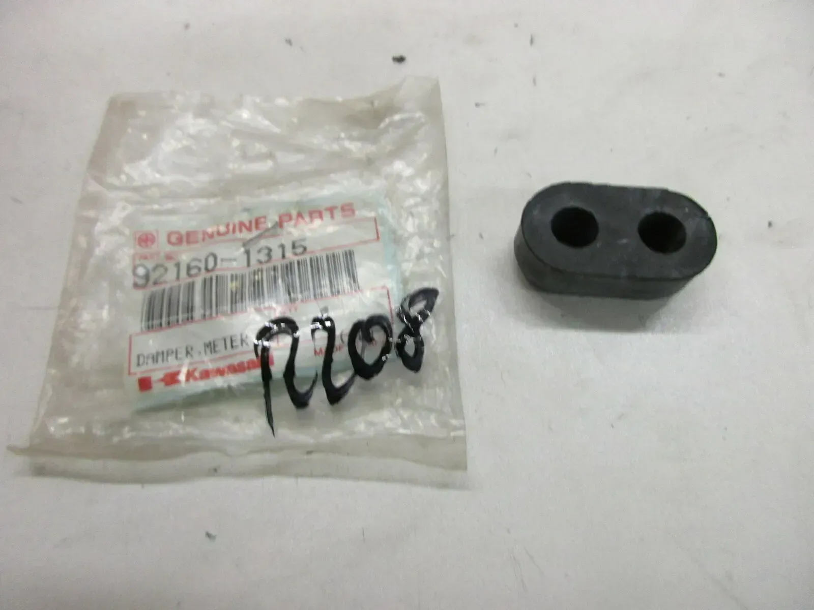 R208. Kawasaki ZR 1100 Zephyr Dämpfer Gummi Scheinwerfer Vibration 92160-1315 - Bild 1