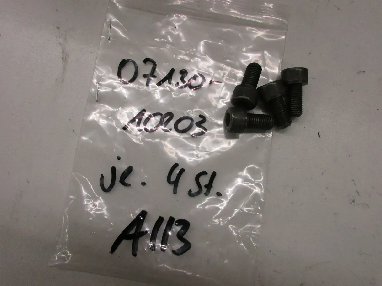A123. Suzuki VL 1500 Schraube für Bremssattel hinten Bremse bolt 07130-10203 - Bild 1