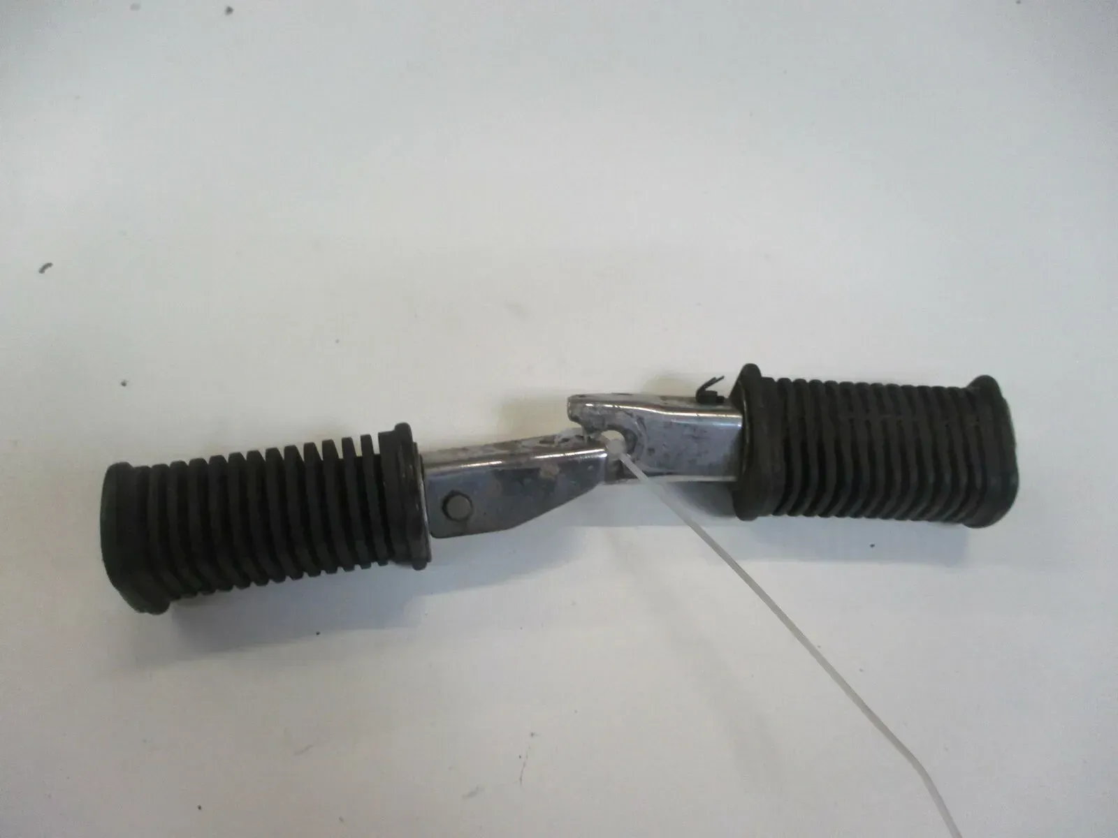 4. SUZUKI GSX 400 E GK 53 C Fußraste hinten rechts links - Bild 1