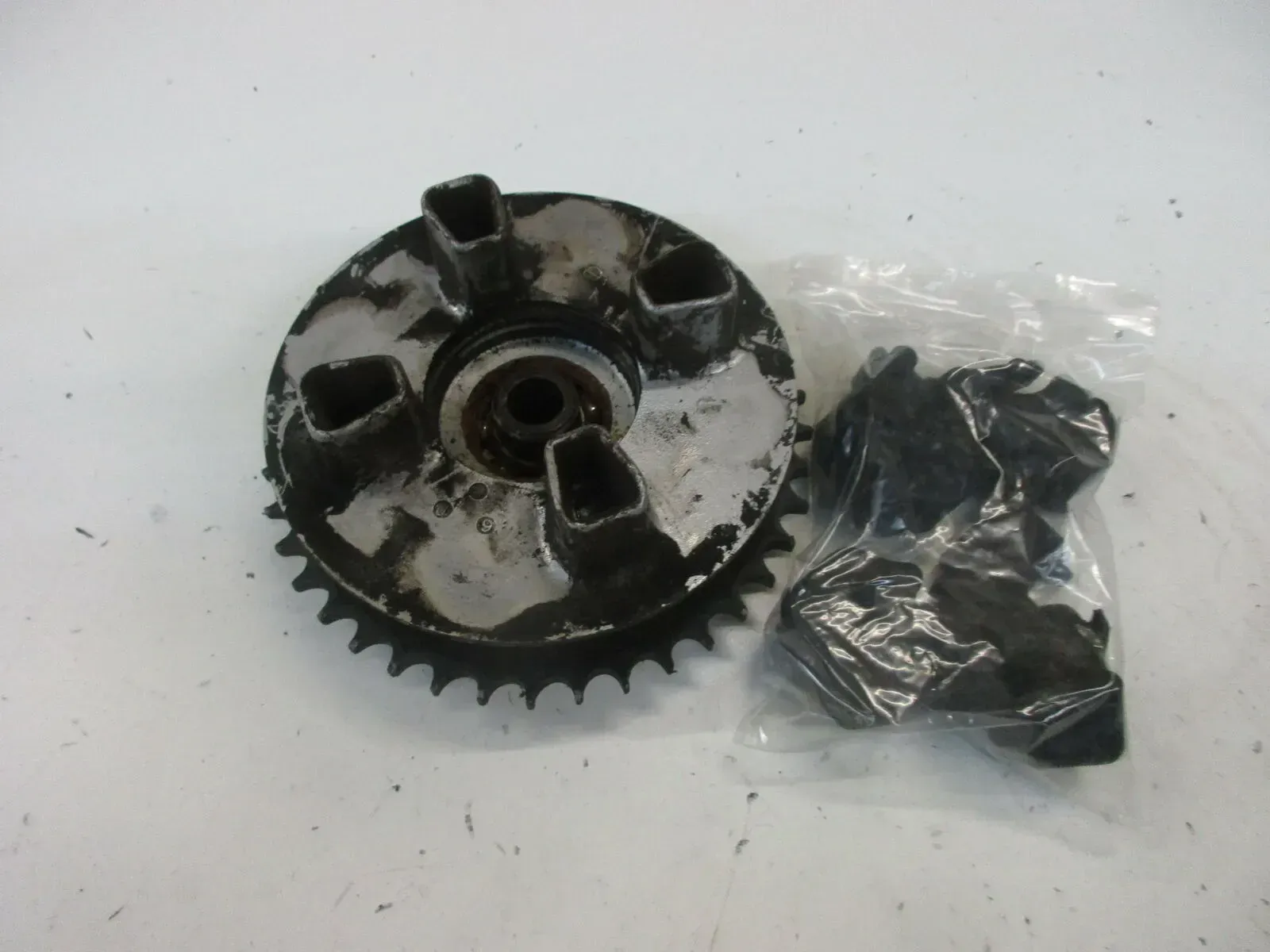 O1. Honda CB 650 RC 03 Kettenradträger mit Ruckdämpfer Antrieb Antriebsgummi - Bild 1