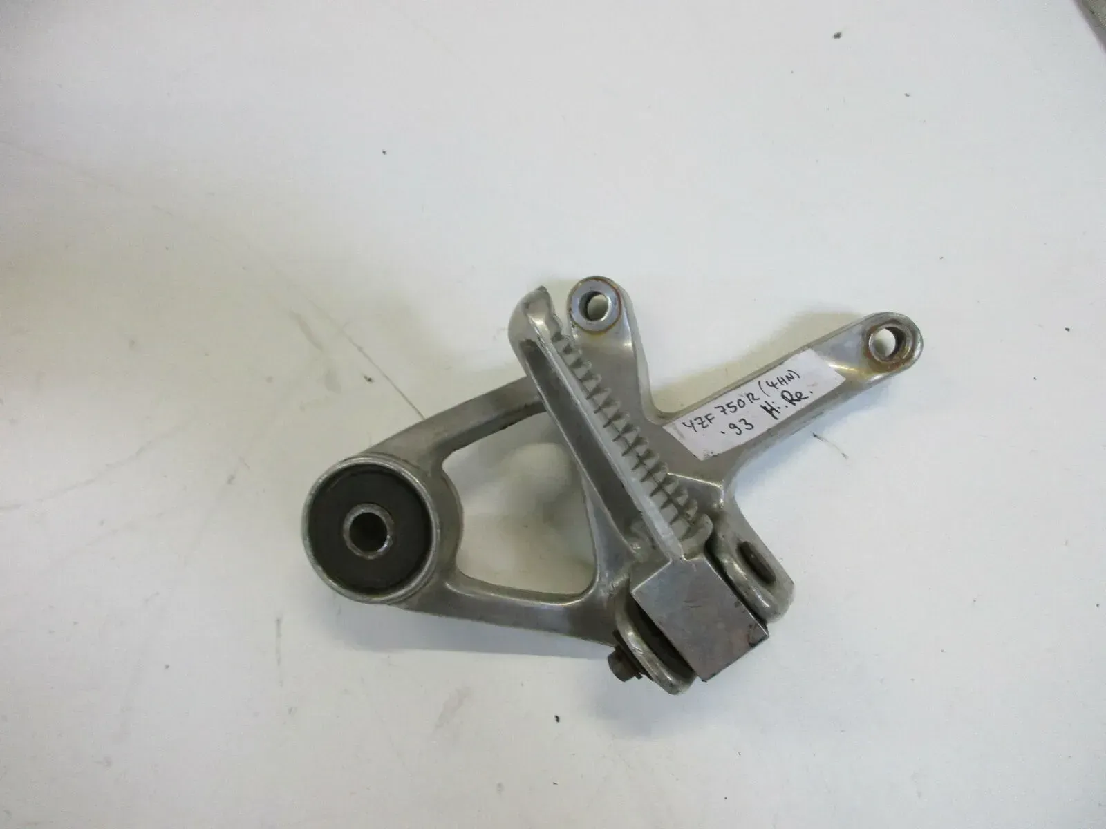O. Yamaha YZF 750 R_SP 4HN Fußrastenhalter mit Fussraste hinten rechts Sozius - Bild 1