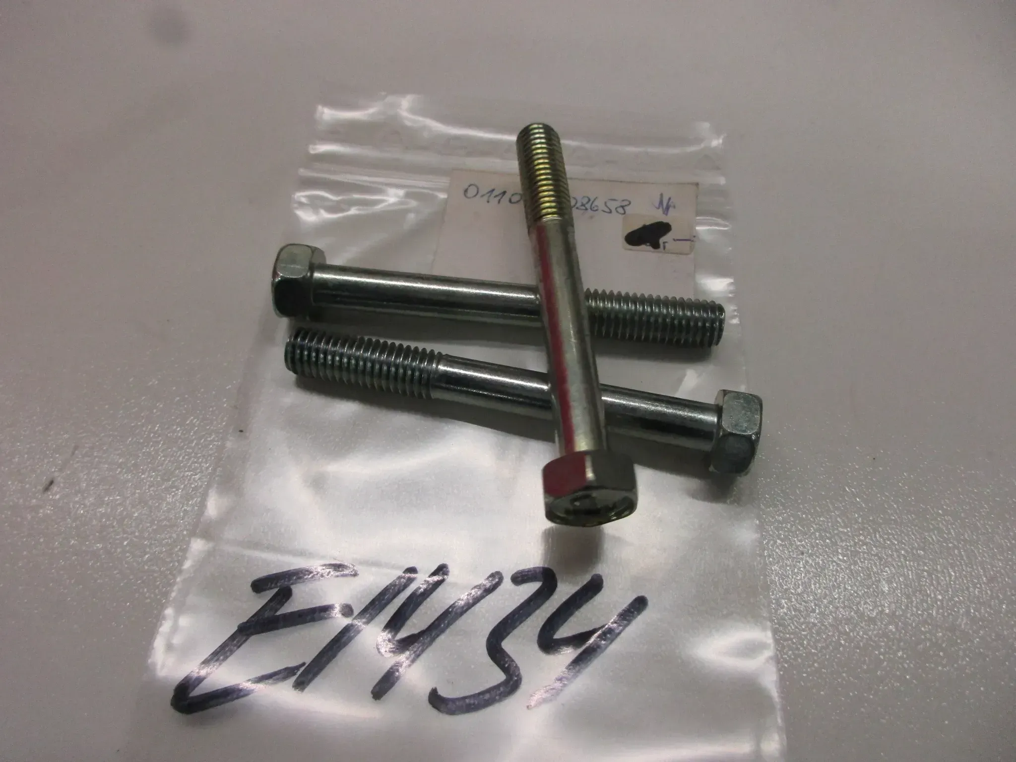 E1434 Suzuki GS 550 E Schrauben Rahmen Verkleidung 01107-08658 Blinker M8 mm bolt - Bild 1
