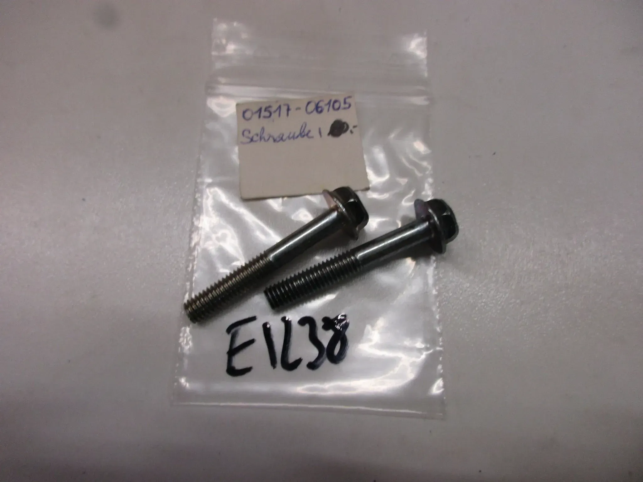 E1238 Suzuki DR 650 R_RSE Schraube Bolzen M6 mm 01517-06105 Schwinge Rahmen Halter - Bild 1