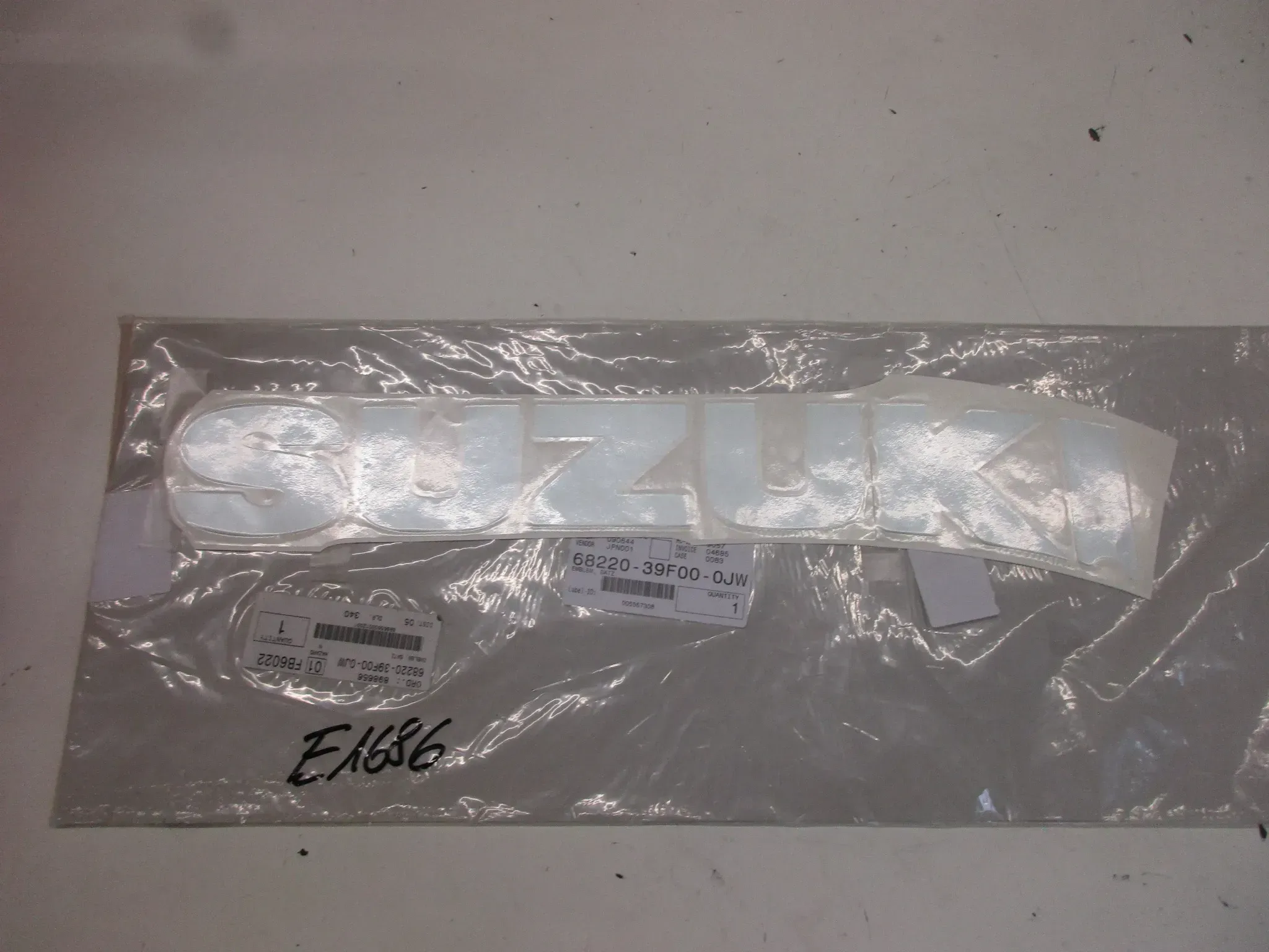 E1686. Suzuki GSX-R 600_750 Aufkleber Dekor 68220-39F00-0JW Verkleidung rechts Logo - Bild 1
