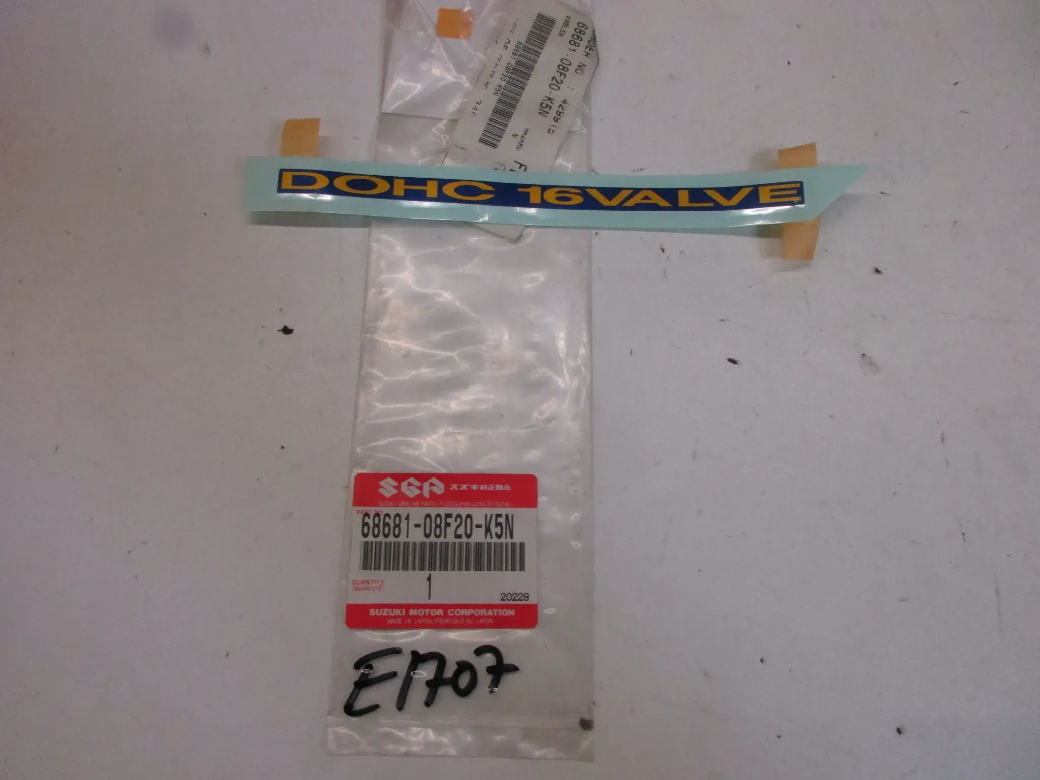 E1707. Suzuki GSX 600 F Aufkleber Dekor 68681-08F20-K5N Verkleidung Emblem Logo - Bild 1