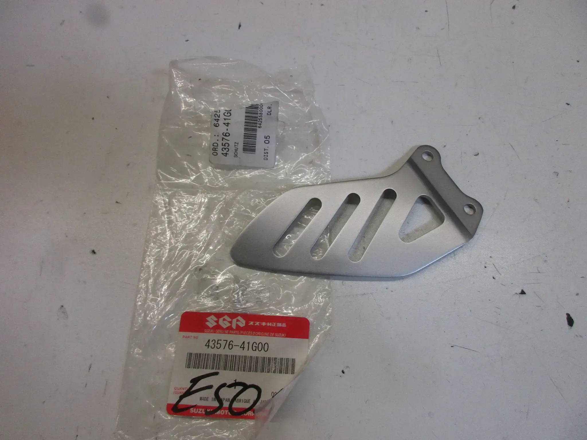 E501. Suzuki GSX-R 750_1000 Fersenschutz links Fußraste 43576-41G00 Fussraste - Bild 1