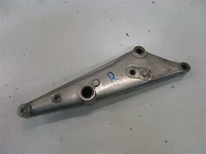 1. HONDA CB 650 RC03 FUßRASTENHALTER HINTEN RECHTS FUßRASTENBRÜCKE HALTER - Bild 1